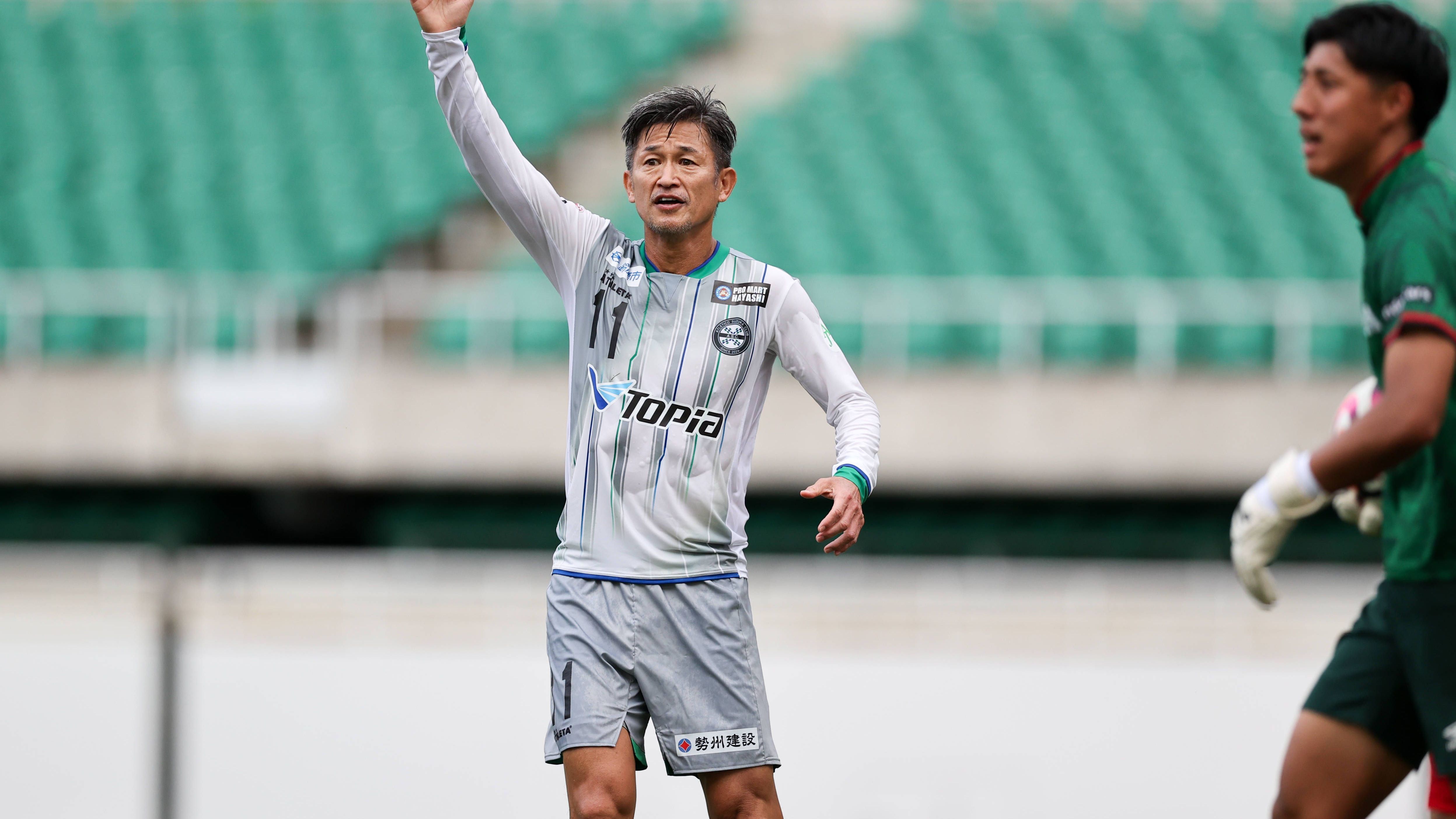 <strong>Kazuyoshi Miura (Atletico Suzuka Club)</strong><br>Alter: 57 Jahre<br>Position: Mittelstürmer<br>Frühere Klubs: Yokohama FC, Oliveirense, Sydney FC, Vissel Kobe, Kyoto Sanga, Dinamo Zagreb, Verdy Kawasaki, CFC Genua, FC Santos, Coritiba FC, XV Piracicaba, Clube de Regatas Brasil, Masubara-PR, FC Santos, Juventus-SP, Shizugaku HS