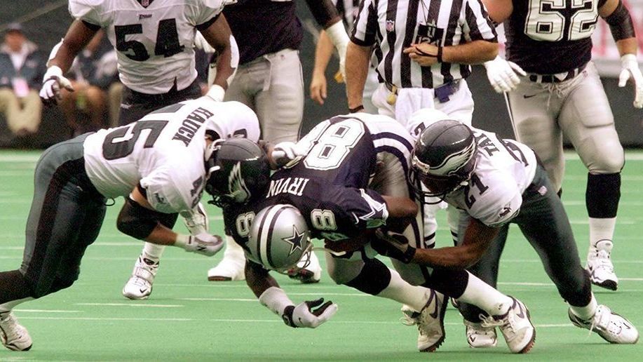 <strong>Der unrühmliche Irvin-Zwischenfall</strong><br>
                Man sollte Michael Irvin nach einem Grund fragen, die Eagles zu hassen. Er kennt einen triftigen, denn 1999 zog er sich in Philadelphia eine Rückenmarksverletzung zu, die ihn kurz darauf zum Karriereende zwang. Normalerweise herrscht in einem Football-Stadion Stille, wenn ein Spieler schwerverletzt am Boden liegt. Nicht in der Stadt der brüderlichen Liebe: Während die Cowboys für ihren Kameraden beteten, jubelten die Eagles-Fans laut. Nicht der einzige Ausfall der Anhänger: In der Saison 2017 wurde die 99-Jährige Vikings-Anhängerin Millie beim Championship Game gegen Minnesota beschimpft und andere Vikings-Fans bespuckt. Pfui!