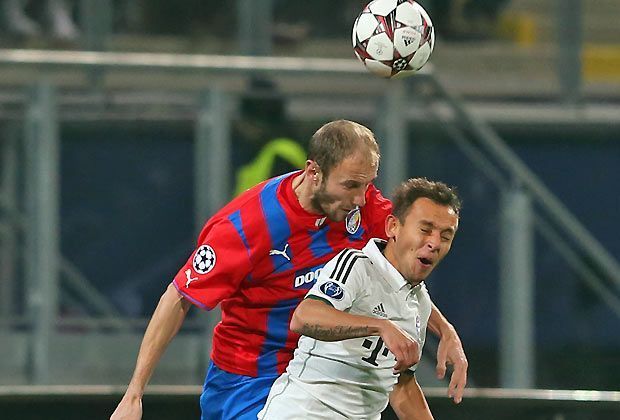 
                <strong>Viktoria Pilsen - FC Bayern München 0:1</strong><br>
                Mit einem Sieg gegen den Tabellenletzten Viktoria Pilsen kann der FC Bayern München den Einzug ins Achtelfinale klar machen. Doch die Gäste tun sich zunächst schwer - hier verliert Rafinha das ungleiche Kopfballduell gegen den Ex-Hertha-Spieler Roman Hubnik
              
