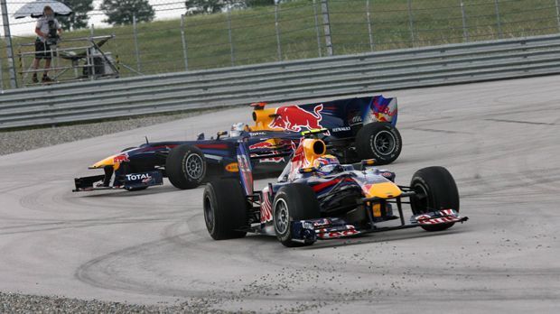 
                <strong>Krieg mit Webber</strong><br>
                Von 2009 bis 2013 waren Webber und Vettel Teamkollegen. Lange hielt der Frieden nicht, bereits vor 2013 war die Beziehung zerrüttet. Genauer gesagt seit Istanbul 2010. Da crashen die beiden Alphatiere. "Was zum Teufel tun wir hier? Wir wollen doch die Meisterschaft gewinnen. Was für eine Scheiße. Was für eine dumme Aktion. Ich fahre nach Hause", polterte Vettel. Die Schuld, so die überwiegende Meinung, trug allerdings er.
              