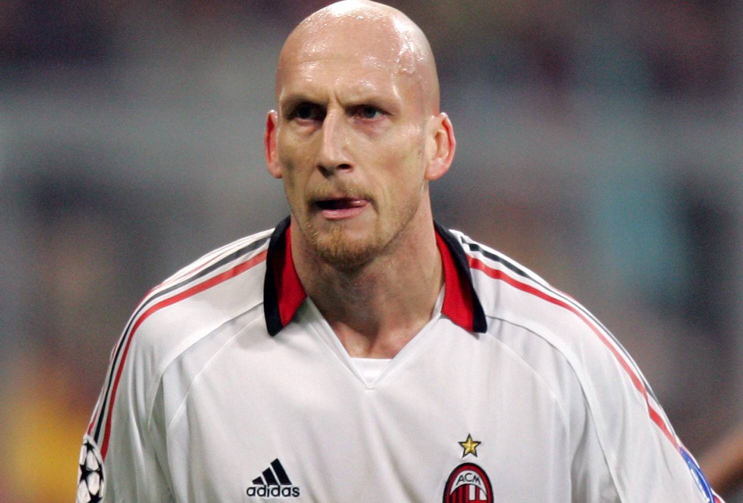 
                <strong>Jaap Stam</strong><br>
                ... Jaap Stam. Ein unangenehmer Zeitgenosse, der schon optisch die Stürmer abschreckte. Gewann zwar "nur" 1999 mit ManUnited die Champions League, war aber in den zwei folgenden Jahren der UEFA-Verteidiger des Jahres. Die legendäre Abwehr der Mailänder komplettiert ...
              