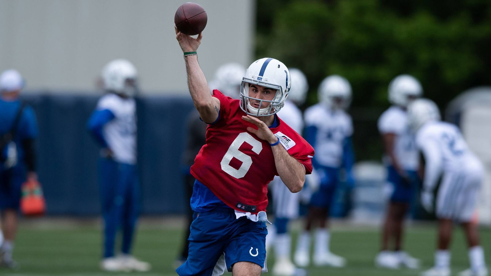 
                <strong>Chad Kelly (Indianapolis Colts)</strong><br>
                Chad Kelly muss die ersten beiden Spiele der kommenden Saison zuschauen und erhält darüber hinaus für beide Spiele kein Gehalt. Der Backup-Quarterback der Indianapolis Colts wurde für ein Vergehen vom vergangenen Oktober bestraft, als er wegen Hausfriedensbruch verhaftet wurde. Damals noch in Diensten der Denver Broncos brach der 25-Jährige in ein fremdes Haus ein und wurde noch am selben Abend anhand der Überwachungsbilder des Hauses identifiziert und infolge dessen festgenommen. Der Vorfall ereignete sich am Abend der alljährlichen Halloweenparty des Teams, die Von Miller ausrichtete. Die Broncos entließen den Quarterback umgehend.
              