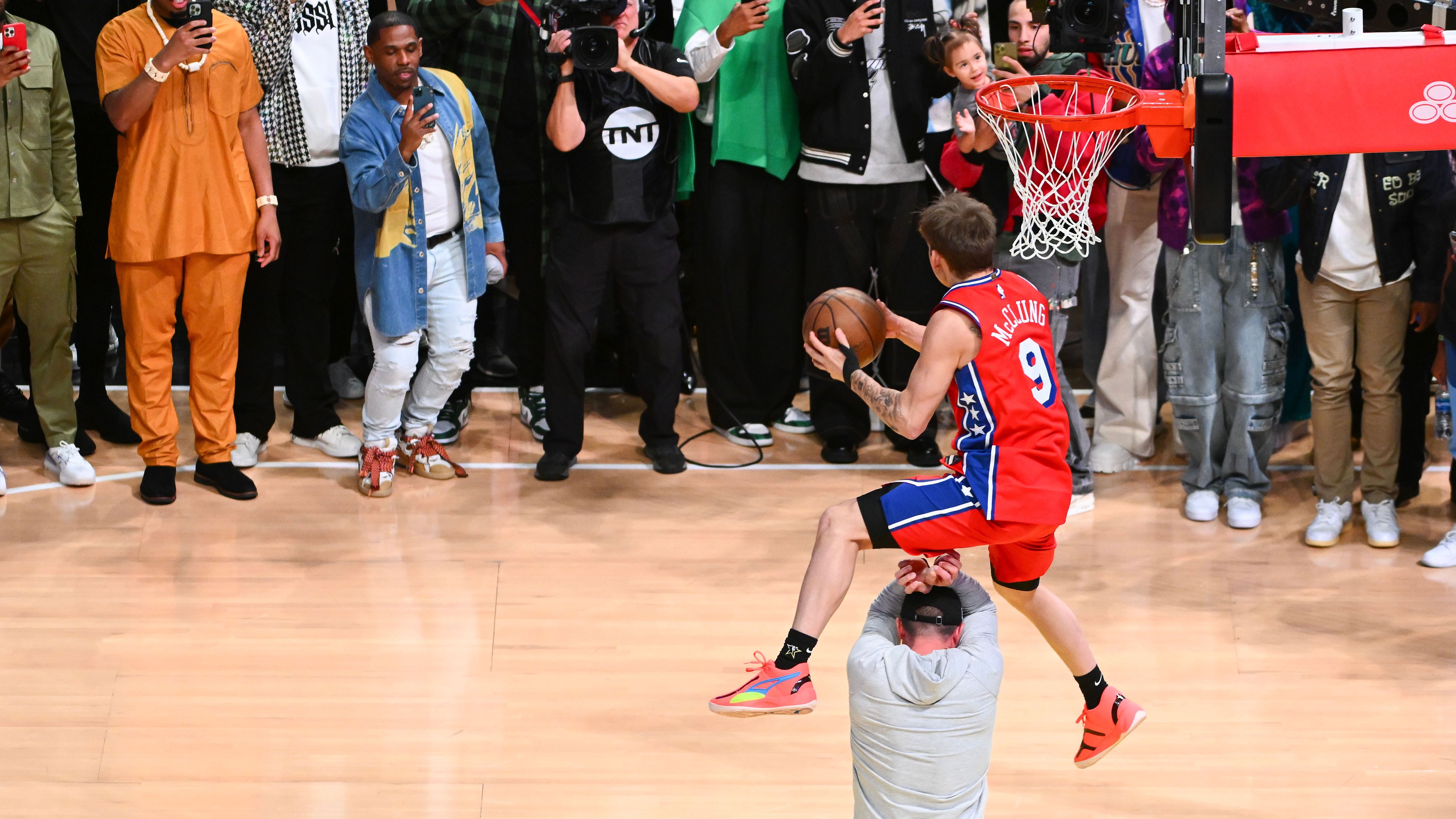 <strong>Mac McClung (Osceola Magic) - Team Detlef Schrempf</strong><br>Nachdem Mac McClung im vergangenen Jahr den Dunk-Contest dominierte und zeitweise für die Philadelphia 76ers spielte, gehört er nun zum G-League Team Osceola Magic. Bei diesen legt der kleine Guard 23,7 Punkte und 7,1 Assists auf.