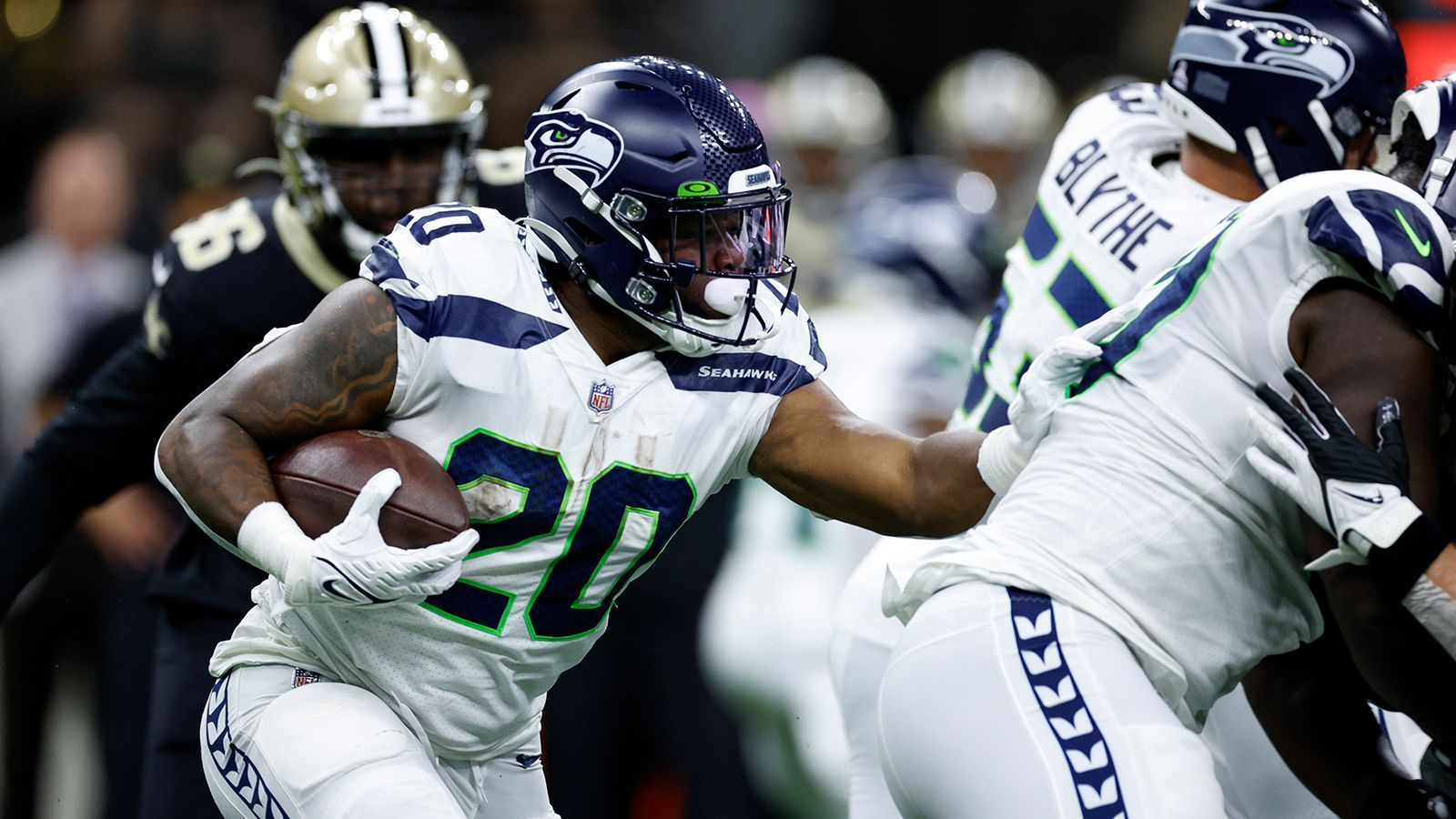
                <strong>Rashaad Penny (Philadelphia Eagles)</strong><br>
                Mehrere Pennys kann sich Rashaad Penny, Running Back der Philadelphia Eagles, dazuverdienen. Dafür muss er einfach nur laufen - im Idealfall mit dem Ball in der Hand. Für 500 Rushing Yards gibt's 325.000 US-Dollar. Ab 800 Rushing Yards wird die Summe verdoppelt. Sollte er jenseits der 1.100 Rushing Yards die Saison abschließen, erhält er eine 750.000 US-Dollar. 
              