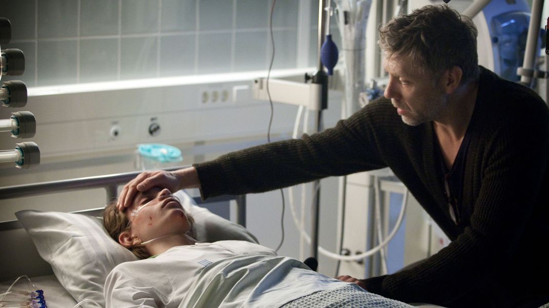 Durch Hypnose dringt Erik Maria Bark (Mikael Persbrandt) in einer Szene des Kinofilms "Der Hypnotiseur" in Josefs (Jonatan Bökman) Unterbewusstsein ein.