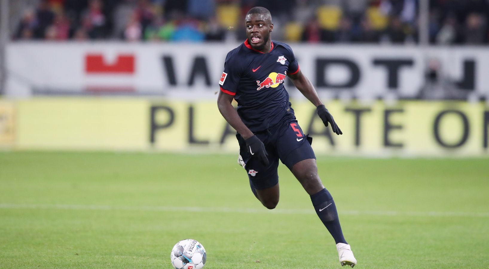 
                <strong>Dayot Upamecano (RB Leipzig) </strong><br>
                Der bullige Franzose ist die Bank in der Leipziger Abwehrreihe. Der 1,86 Meter große Innenverteidiger wechselte 2017 im Alter von 18 Jahren für zehn Millionen Euro von Salzburg nach Leipzig.
              