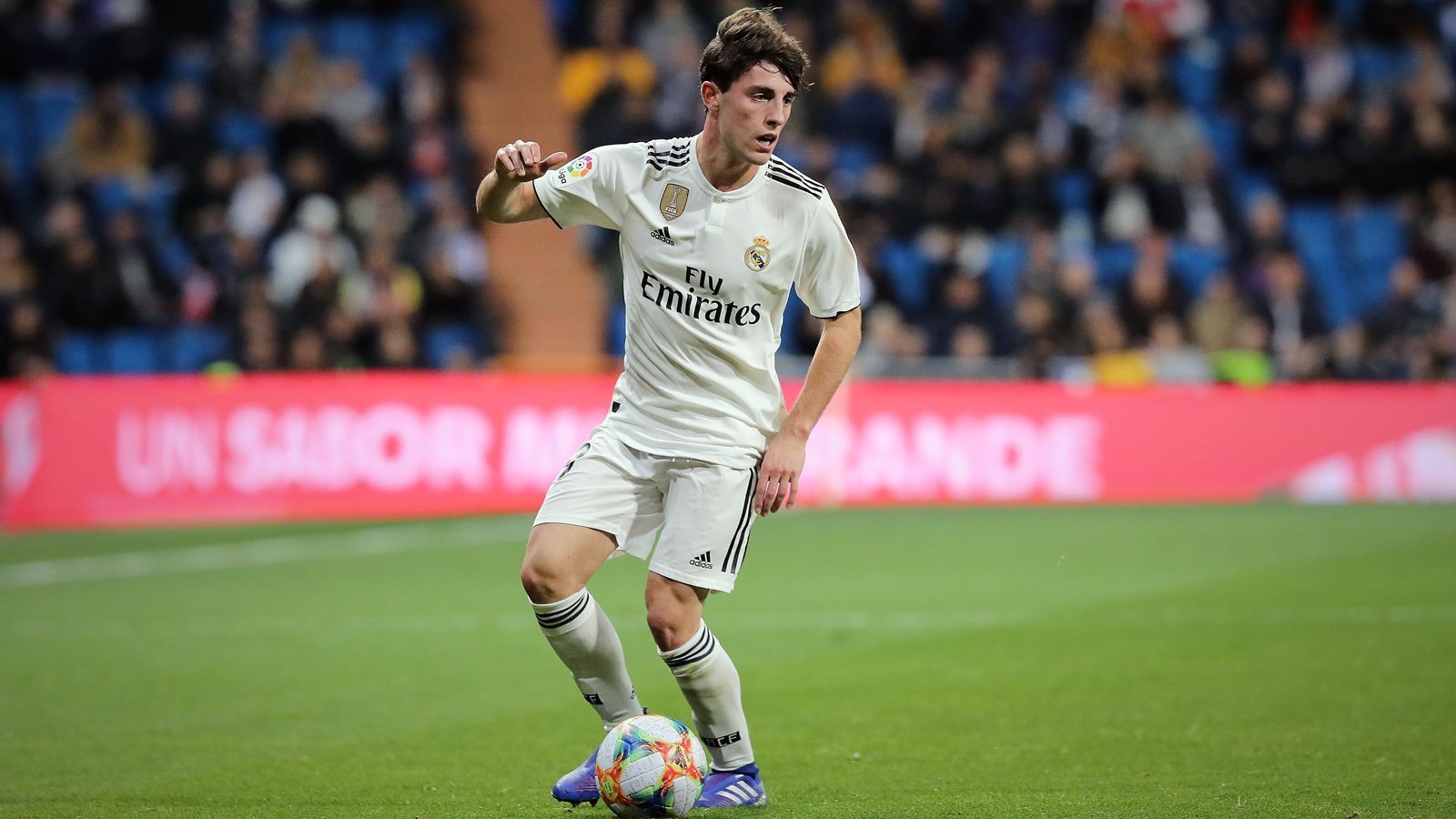 
                <strong>Alvaro Odriozola (Real Madrid)</strong><br>
                Für Rechtsverteidiger Alvaro Odriozola überwies Real Madrid im Sommer 2018 kolportierte 30 Millionen Euro Ablöse an Real Sociedad San Sebastian. Bei seinen bisherigen 22 Pflichtspiel-Einsätzen überzeugte der Defensivmann vor allem offensiv (neun Torvorlagen!). Doch zuletzt zog sich der 23-Jährige einen Schlüsselbeinbruch zu. Die Folge: Odriozolas Saison ist vorzeitig beendet.
              