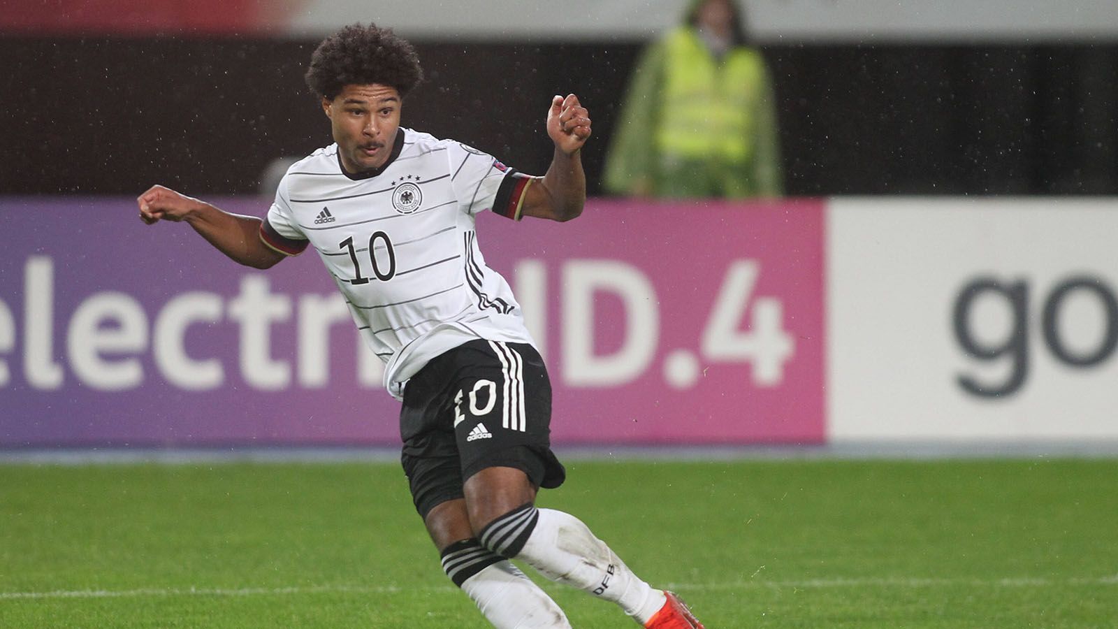 
                <strong>Gewinner: Serge Gnabry</strong><br>
                Bereits seit Wochen sprüht der Bayern-Star ähnlich wie Leroy Sane, vor Spielfreude und ist offensiv ein stetiger Gefahrenherd. Wer ihm den Stammplatz streitig machen will, wird sich gewaltig strecken müssen, auch wenn Gnabry manchmal etwas unglücklich in seinen Aktionen wirkt. Doch Scorerpunkte oder Tore sind bei ihm beinahe an der Tagesordnung. 
              