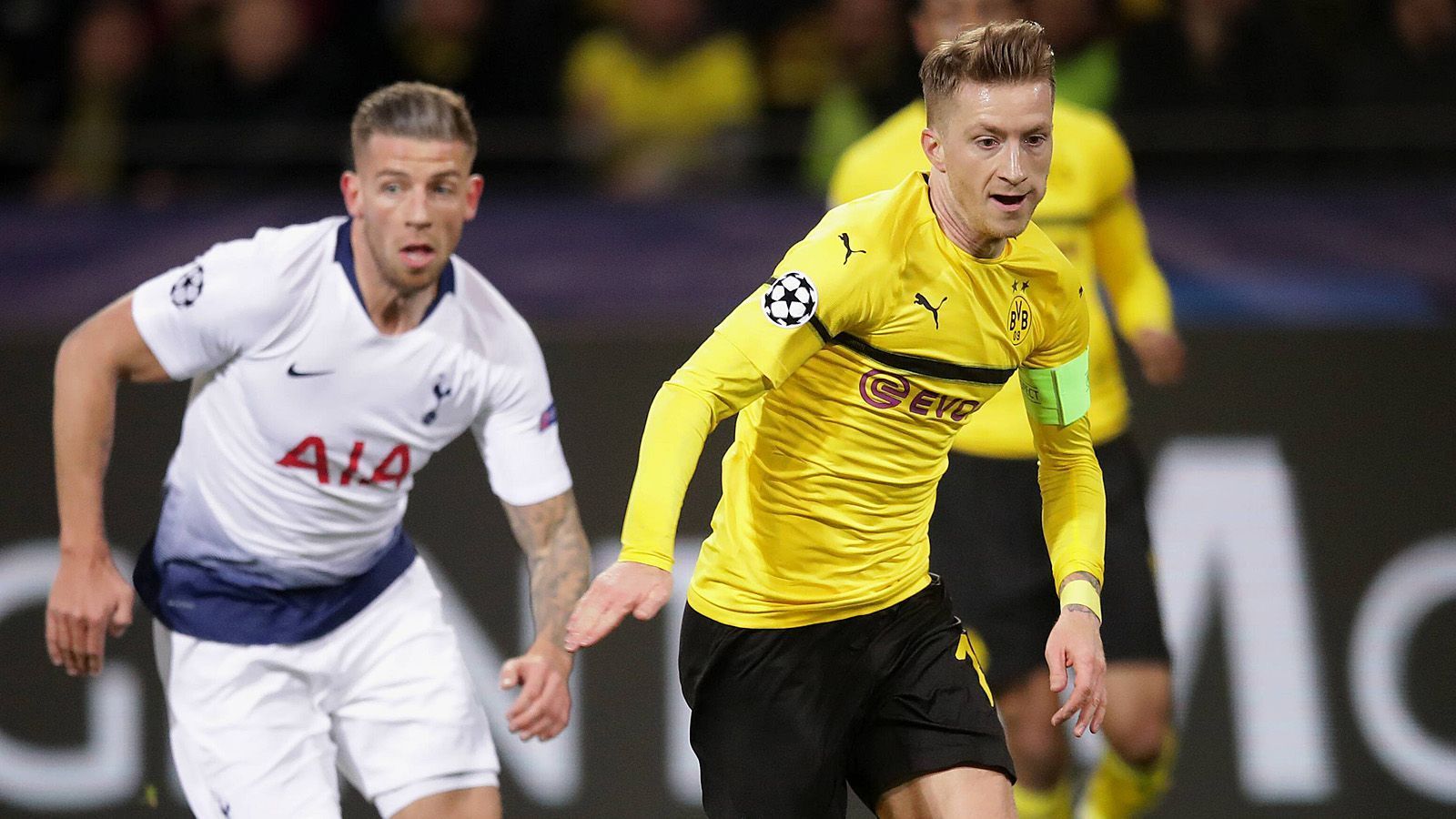 
                <strong>Marco Reus</strong><br>
                Der Kapitän der Borussia hat die erste Großchance im Spiel, doch Vertonghen kann am eigenen Fünfer mit einer Grätsche das 1:0 für die Gastgeber verhindern. Auch in der 20. Minute kommt Reus nach gutem Zusammenspiel mit Guerreiro an der linken Strafraumkante zum Abschluss, doch Loris kann den abgefälschten Schuss sicher parieren. Nach einer Ecke nimmt der deutsche Nationalspieler im Rückraum den Ball in Robben-Manier direkt, sein Volley-Abschluss zischt leicht abgefälscht knapp am Kasten vorbei. Auch Anfang der zweiten Halbzeit mit vielen Abschlüssen und viel Tempo, nach dem Gegentor kann aber auch er nicht mehr zusetzen. Wird in der 74. Minute ausgewechselt. Note: 2
              