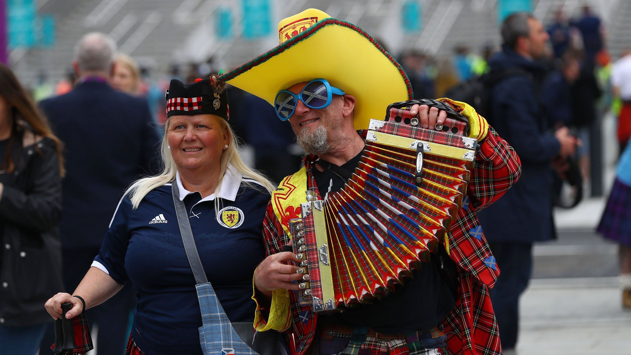 
                <strong>Jeder wollte ein Bild</strong><br>
                Am Eingang des Stadions werden alle Fans vom Mann mit der Ziehharmonika begrüßt. Und gefühlt jeder bleibt stehen und macht ein Bild mit ihm.
              