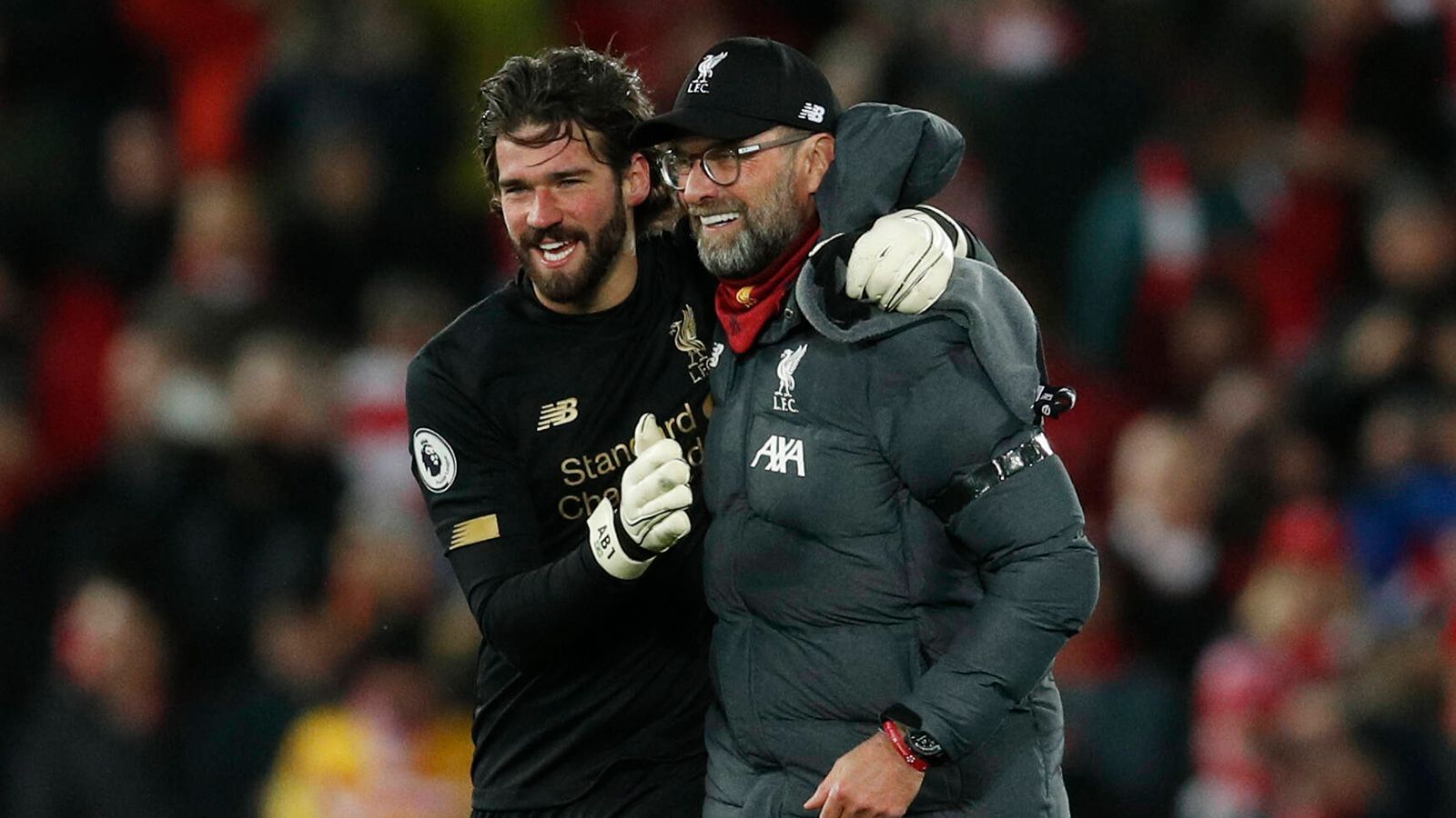 
                <strong>Alisson (FC Liverpool)</strong><br>
                Auf der Torhüter-Position hat Klopp lange zu knabbern, dann bekam er 2018 seinen Wunschkeeper. Über 60 Mio. nehmen die Reds in die Hand und auch Alisson ist ein absolutes Brett. Kloppo behält wirklich mit fast allen Verpflichtungen Recht.
              