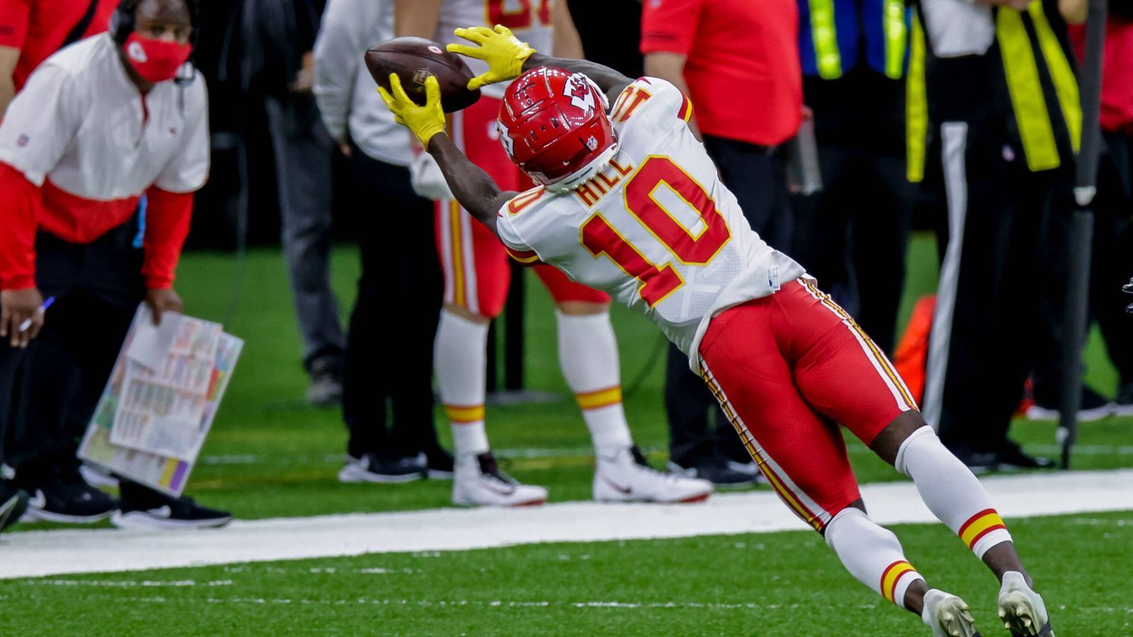 
                <strong>Wide Receiver</strong><br>
                Tyreek Hill (Kansas City Chiefs), 24 Stimmen - 2nd Team: Calvin Ridley (Atlanta Falcons), D.K. Metcalf (Seattle Seahawks) und Cole Beasley (Buffalo Bills), 1 Stimme
              