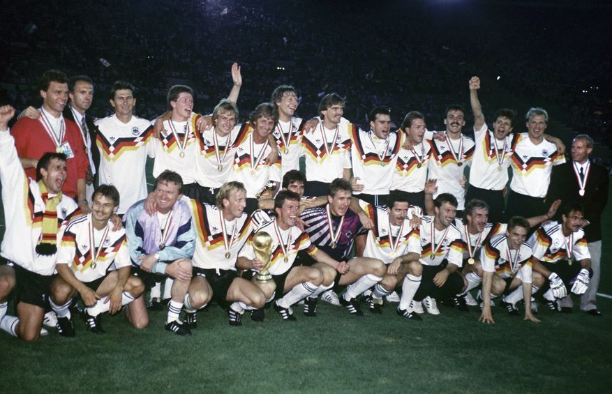 
                <strong>Fußball-Weltmeister 1990: Deutschland</strong><br>
                Gleich sechs Weltmeister aus der Truppe von 1990 treten beim ran Jahrhundertspiel für Deutschland an. Unter anderem: Pierre Littbarski, Olaf Thon, Thomas Häßler, Jürgen Kohler und noch viele mehr...
              