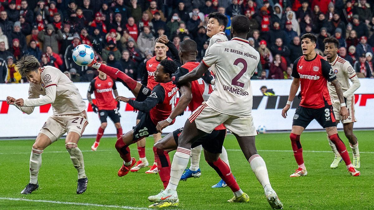 15.02.2025, Fussball: 1. Bundesliga, Saison 2024 2025, 22. Spieltag, Bayer 04 Leverkusen - FC Bayern Muenchen in der BayArena in Leverkusen. Seitfallzieher von Nathan Tella (Bayer 04 Leverkusen, 19...