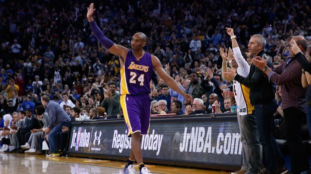 
                <strong>Das letzte Spiel</strong><br>
                Wenn am Donnerstagmorgen gegen ungefähr 6:45 Uhr die Schlusssirene im Staples Center ertönt, wird eine außergewöhnliche Karriere beendet sein: Kobe Bryant bestreitet mit den Los Angeles Lakers vor 19.060 Zuschauern gegen die Utah Jazz das letzte Spiel seiner NBA-Karriere. ran.de blickt auf eine einzigartige Karriere zurück.
              