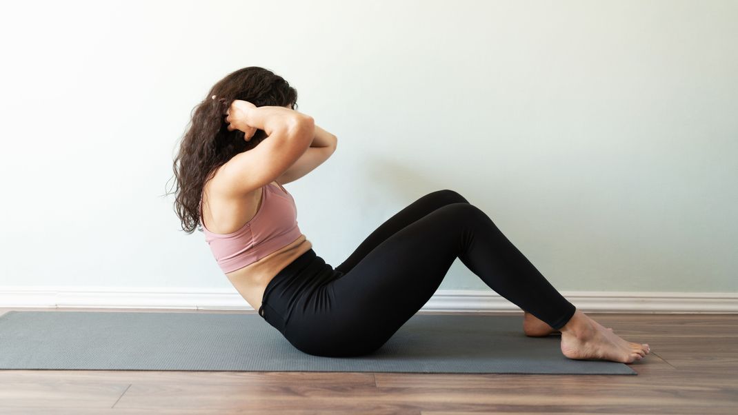 Situps sorgen für eine starke Bauch-Muskulatur. 