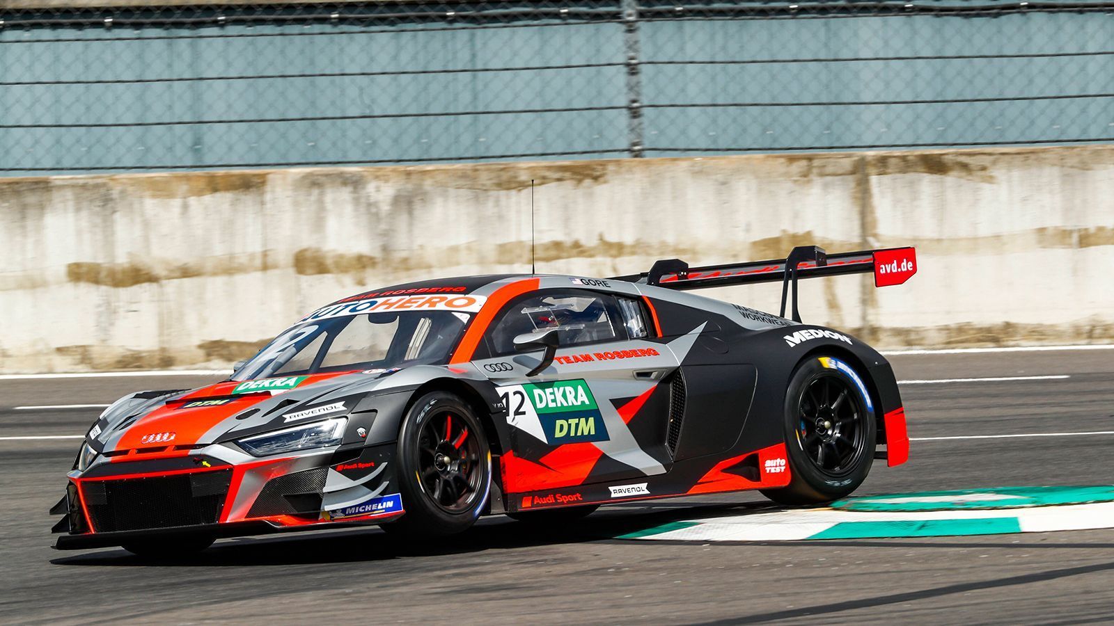 
                <strong>Dev Gore (Audi R8 LMS GT3/Team Rosberg)</strong><br>
                Dev Gore ist die wohl größte Unbekannte in der diesjährigen DTM-Saison, sein Name dürfte den wenigsten Fans etwas sagen. Und doch hatte man den Amerikaner beim Team Rosberg schon länger auf dem Zettel und wollte ihn bereits 2018 unter Vertrag nehmen. Der aber entschied sich damals noch für die Euroformula-Open und die Toyota Racing Series in Neuseeland. Dass Gore, für den die DTM "zum Besten im Motorsport" zählt, die klare Nummer zwei hinter Nico Müller ist, steht außer Frage. Für den 23-Jährigen wird es vor allem darum gehen, zu lernen.
              