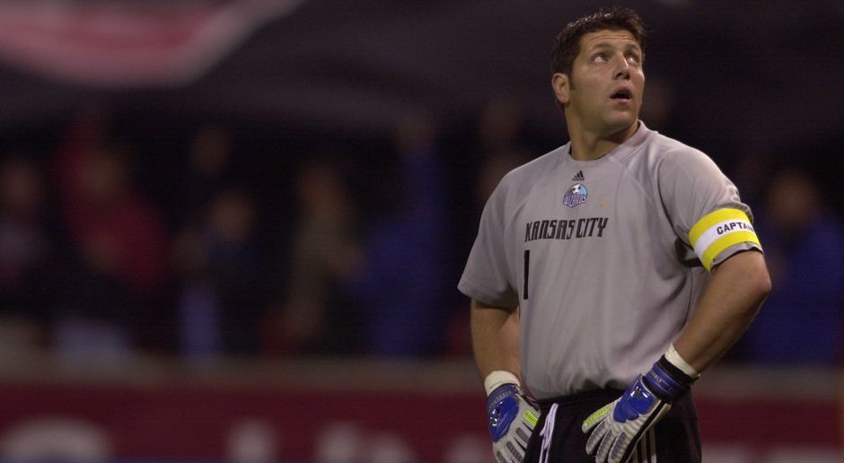 
                <strong>2000: Tony Meola (Kansas City Wizards)</strong><br>
                2000: Tony Meola (Kansas City Wizards). Der erste Torwart, der zum MVP gewählt wurde. Mit den Kansas City Wizards wurde der US-Amerikaner am Ende MLS-Champion. Meola kassierte in 39 Spielen nur 33 Gegentore.
              