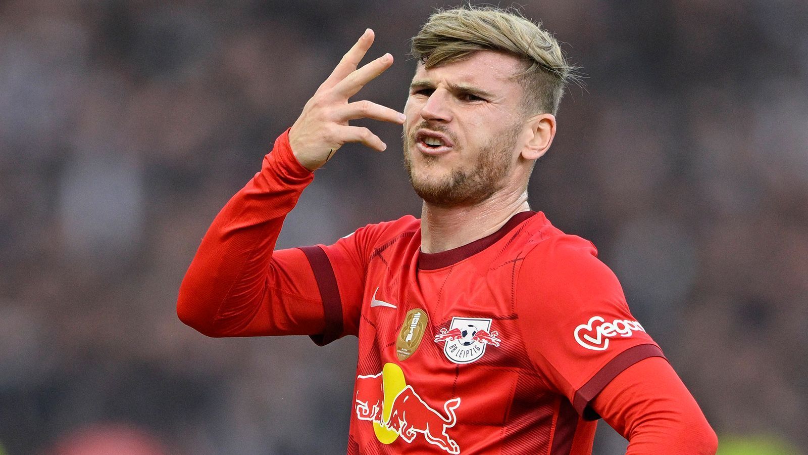 
                <strong>Timo Werner (RB Leipzig) </strong><br>
                Der Stürmer war im Abschlusstraining umgeknickt und geht angeschlagen in die Partie. Kommt früh zu einer guten Gelegenheit (4.), sein Abschluss ist aber viel zu schwach. Kommt fortan meist über die linke Seite und ist in einer schwachen Leipziger Offensive noch der auffälligste, aber nicht unbedingt gut. Wird nach einer Stunde durch Poulsen ersetzt. ran-Note: 4
              