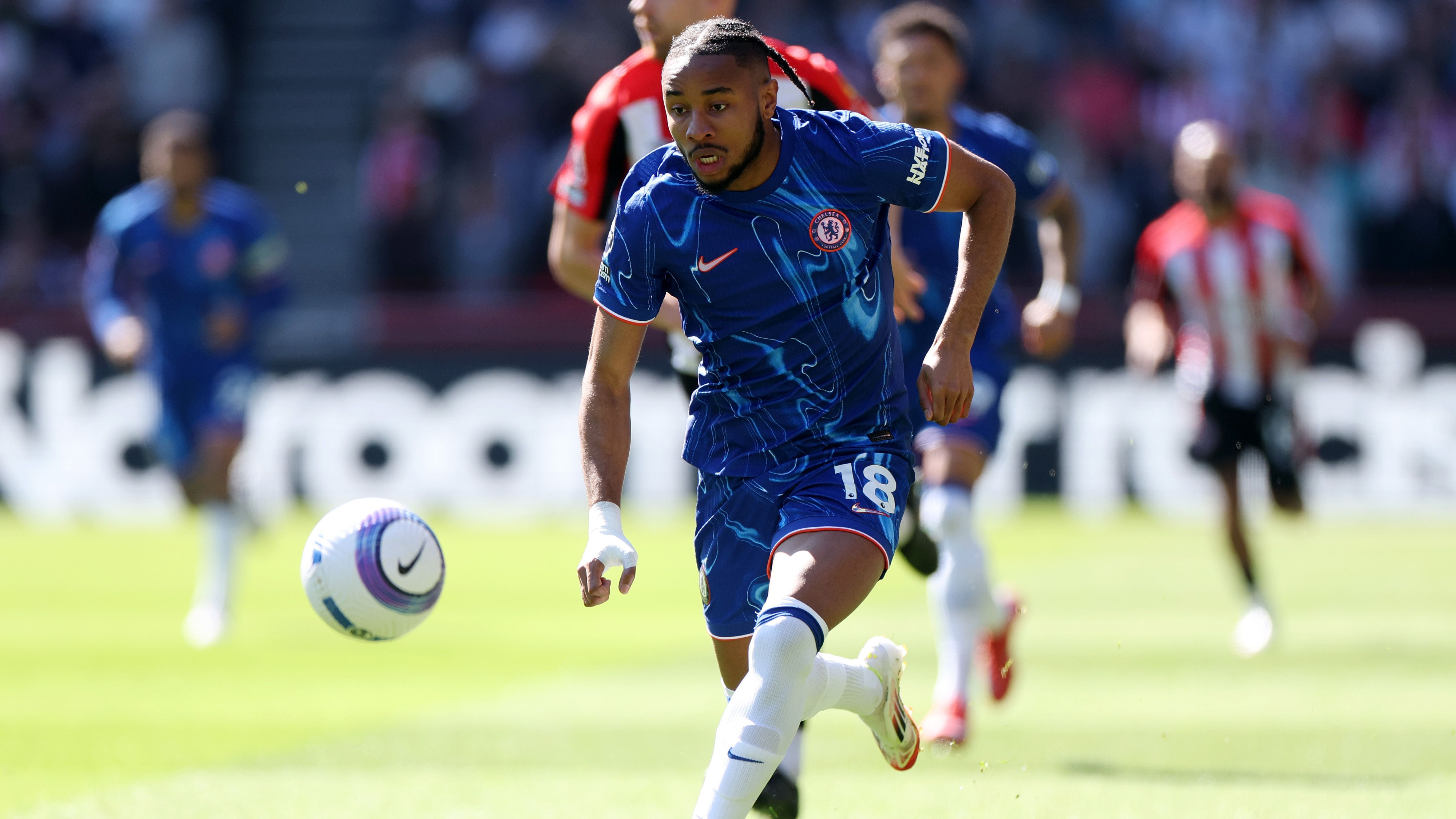 <strong>Christopher Nkunku (FC Chelsea)</strong><br>... dem Bericht nach auch noch mit weiteren Klubs wie Arsenal, Liverpool oder Juventus Turin in Verbindung gebracht. Chelsea soll für Nkunku mindestens 70 Millionen Euro Ablöse fordern, er hat bei den "Blues" noch einen langfristigen Vertrag bis zum Sommer 2029. Wie es im Bericht heißt, könne sich Nkunku auch einen Wechsel innerhalb der Premier League vorstellen, aber auch einen Transfer zu den Bayern.