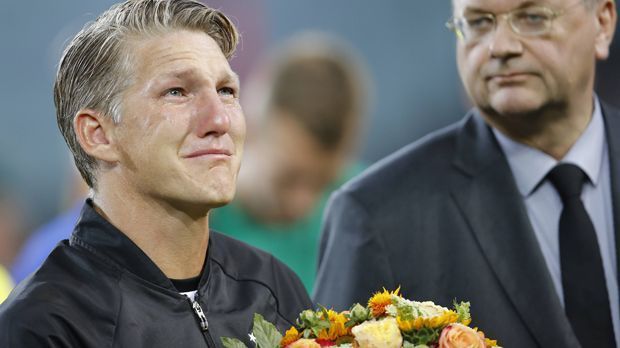 
                <strong>Schweinsteigers emotionaler DFB-Abschied</strong><br>
                Nach 121 Länderspielen ist Schluss: Mit der Partie gegen Finnland beendet Bastian Schweinsteiger seine Karriere in der deutschen Nationalmannschaft. Es ist ein bewegender Moment. Die Bilder hierzu.
              