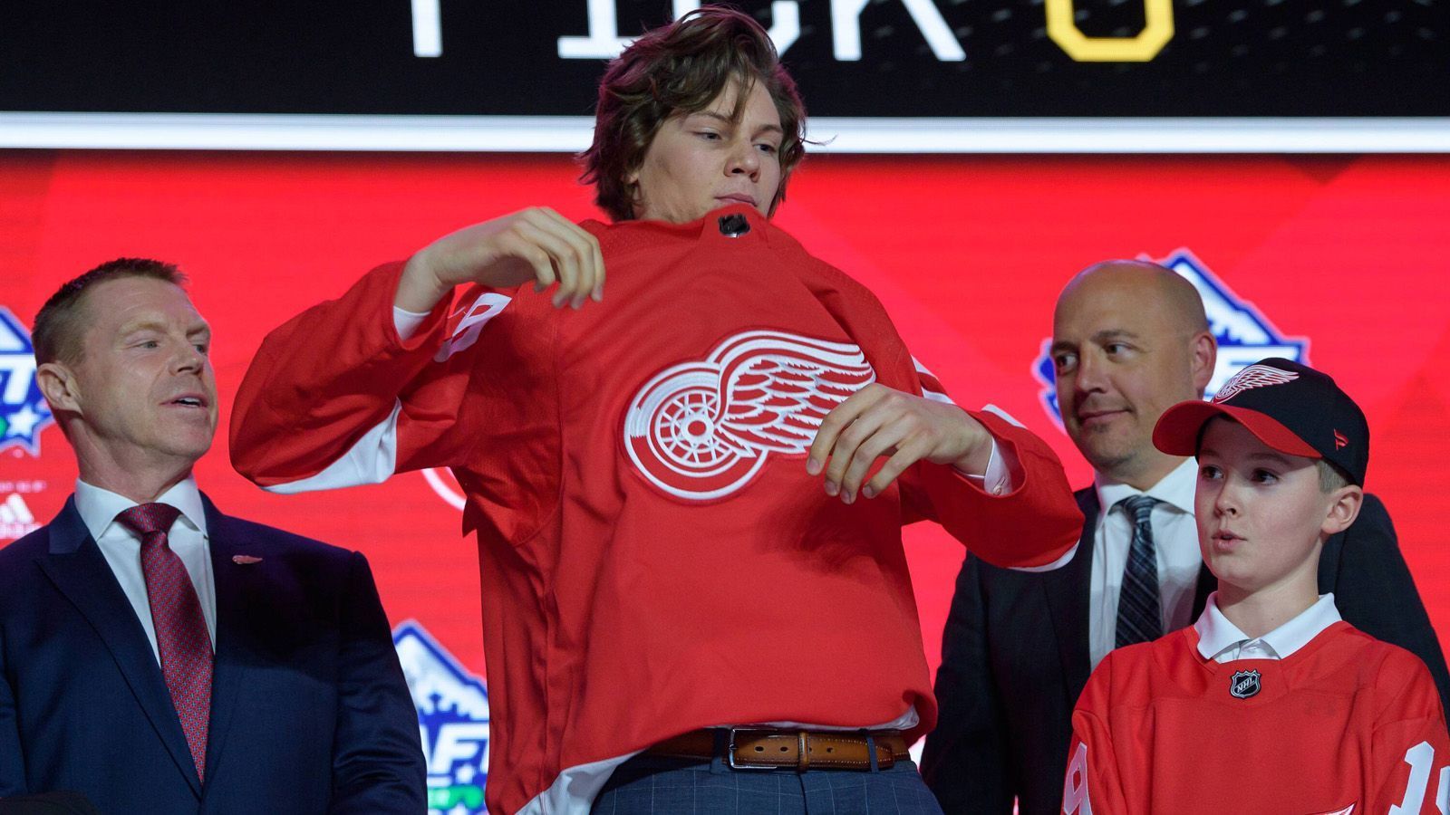 
                <strong>Das ist Moritz Seider</strong><br>
                Moritz Seider wurde beim NHL Draft 2019 an Position 6 von den Detroit Red Wings ausgewählt. Der Verteidiger ist ein exzellenter Vorlagengeber und hat nach 66 Einsätzen fünf Tore und 37 Assists auf dem Konto. Im Oktober 2021 wurde er zum Rookie des Monats gewählt. Die vergangene Saison verbrachte er noch in Schweden bei Rögle BK und wurde zum besten Verteidiger der Liga ernannt.
              