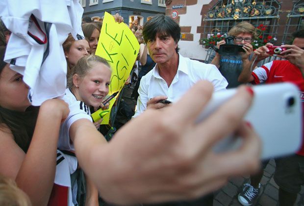 
                <strong>Freiburg feiert "Popstar" Löw</strong><br>
                Auch diese Junge Dame darf sich über ein Erinnerungsfoto mit dem Weltmeister von 2014 freuen.
              