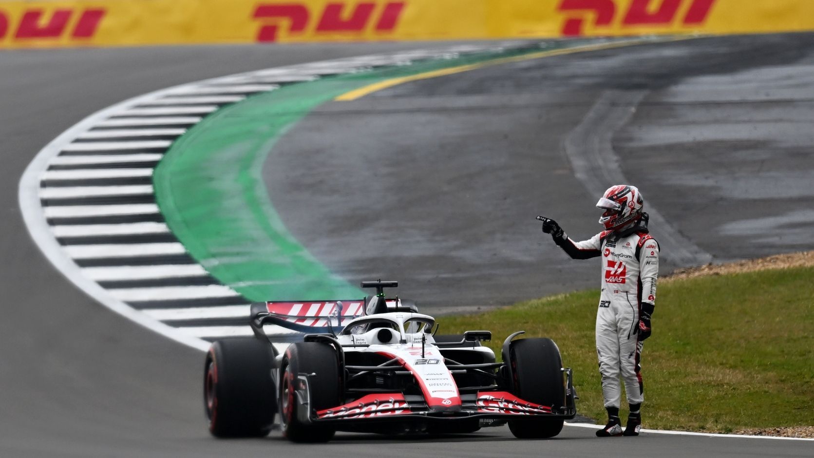 
                <strong>Verlierer: Haas</strong><br>
                Auch Hülks Team macht in Silverstone keinen guten Eindruck, um das mal diplomatisch auszudrücken. Leidtragender: Kevin Magnussen. Der bemitleidenswerte Däne muss schon im Qualifying nach einem technischen Defekt die Segel streichen. Im Rennen kommt es dann noch heftiger: kapitaler Motorplatzer, sein Auto fängt Feuer. Immerhin übersteht Magnussen das Wochenende unverletzt.
              