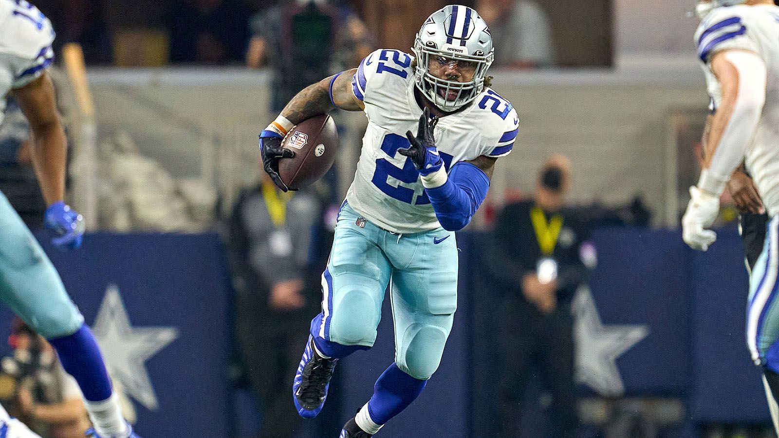 
                <strong>Ezekiel Elliott (Dallas Cowboys) </strong><br>
                Die Dallas Cowboys wollen zurück zu alter Stärke. In der vergangenen Spielzeit schied die stolze Franchise aus Texas gegen die San Francisco 49ers in den Playoffs aus. Für eine erfolgreiche Zukunft muss unter anderem auch Ezekiel Elliott wieder abliefern. Die abgelaufene Saison war ein Schritt in die richtige Richtung. Viel Fans wünschen sich jedoch den "Zeke" aus den Jahren 2016 (1.613 Rushing Yards und 15 Touchdowns), 2018 (1.434 Rushing Yards und sechs Touchdowns) und 2019 (1.357 Rushing Yars und zwölf Touchdowns) zurück. Mit diesem Elliott und einem gesunden Dak Prescott kann Dallas viel erreichen.
              