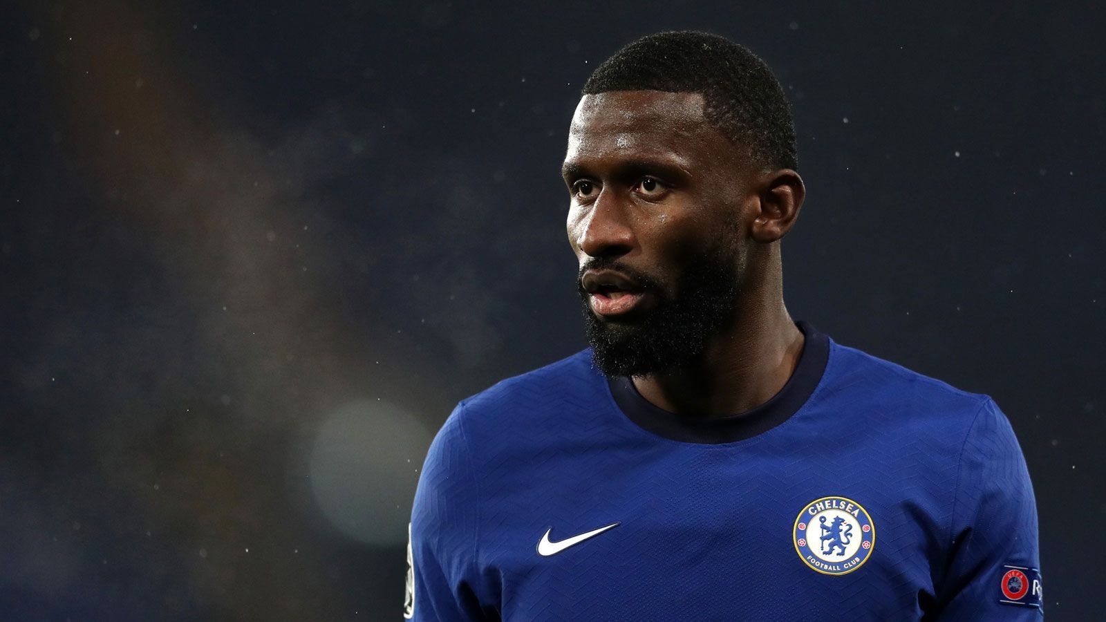 
                <strong>Antonio Rüdiger (FC Chelsea)</strong><br>
                Eine Saison zum vergessen! Denn Antonio Rüdiger spielt beim FC Chelsea keine Rolle mehr. In der Premier League stand er zwar zehnmal im Kader, kam aber nur in einer Partie zum Einsatz. Immerhin durfte er in der Champions League dreimal von Beginn an ran. Die aktuelle Situation ist für Rüdiger dennoch nicht zufriedenstellend. Er möchte spielen und sich für die EM im kommenden Jahr empfehlen. Rüdiger könnte Chelsea daher bereits im Winter verlassen. Als potenzieller Abnehmer wird der FC Barcelona gehandelt.ran.de Note: 5
              