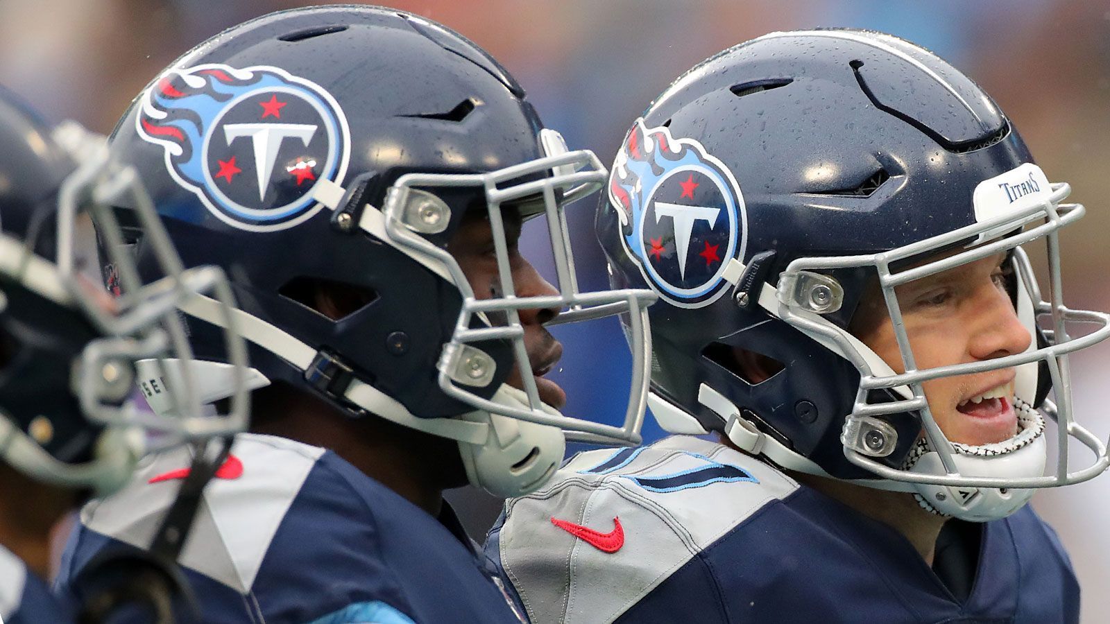 
                <strong>Gewinner: Lucky Loser Titans</strong><br>
                Die Tennessee Titans verloren mit 28:38 ihr Heimspiel gegen die New Orleans Saints, dürfen sich aber trotzdem als Sieger fühlen. Denn die Pittsburgh Steelers, die mit den Titans um den Wildcard-Platz kämpfen, verloren ebenfalls. Und zwar recht überraschend gegen die New York Jets, wodurch die Titans im Playoff-Rennen nun vor dem letzten Spieltag wieder die Nase vorn haben. Für solche Situationen wurde der Begriff des "Lucky Loser" erfunden.
              