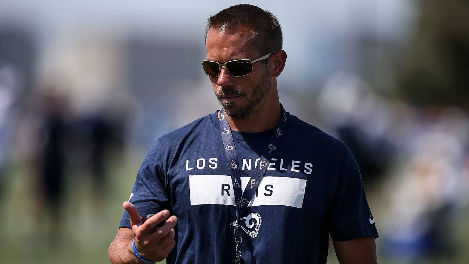 
                <strong>Ted Rath - Director of Strength, Training and Performance</strong><br>
                Ist als der Schattenmann von Head Coach Sean McVay berühmt geworden. Der Spezialist für Fitness achtet während der Spiele darauf, dass McVay sich keine Strafe einfängt, weil er einem Schiedsrichter oder Spieler im Weg steht, wenn er das Feld betritt. Rath ist hauptberuflich dafür verantwortlich, dass die Rams fit für die Saison sind. Vor seinem Engagement in Los Angeles war er als Assistent in diesem Bereich bei den Miami Dolphins und den Detroit Lions tätig. 
              