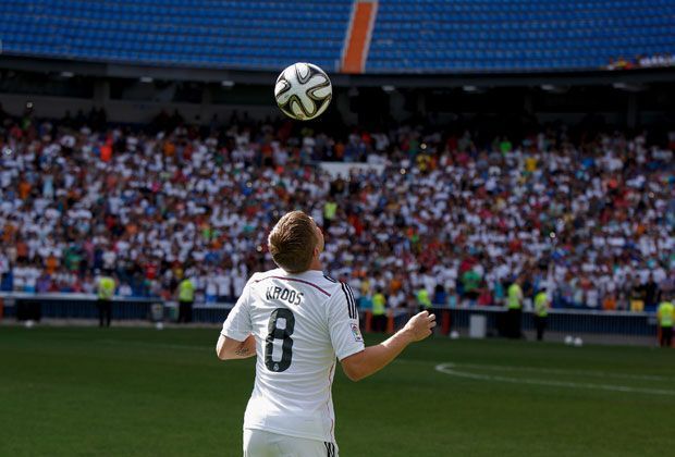 
                <strong>Eigenwerbung bei der WM</strong><br>
                Bei der Weltmeisterschaft stand Kroos in jedem Spiel in der Startelf und hatte die meisten Ballkontakte des Turniers.
              