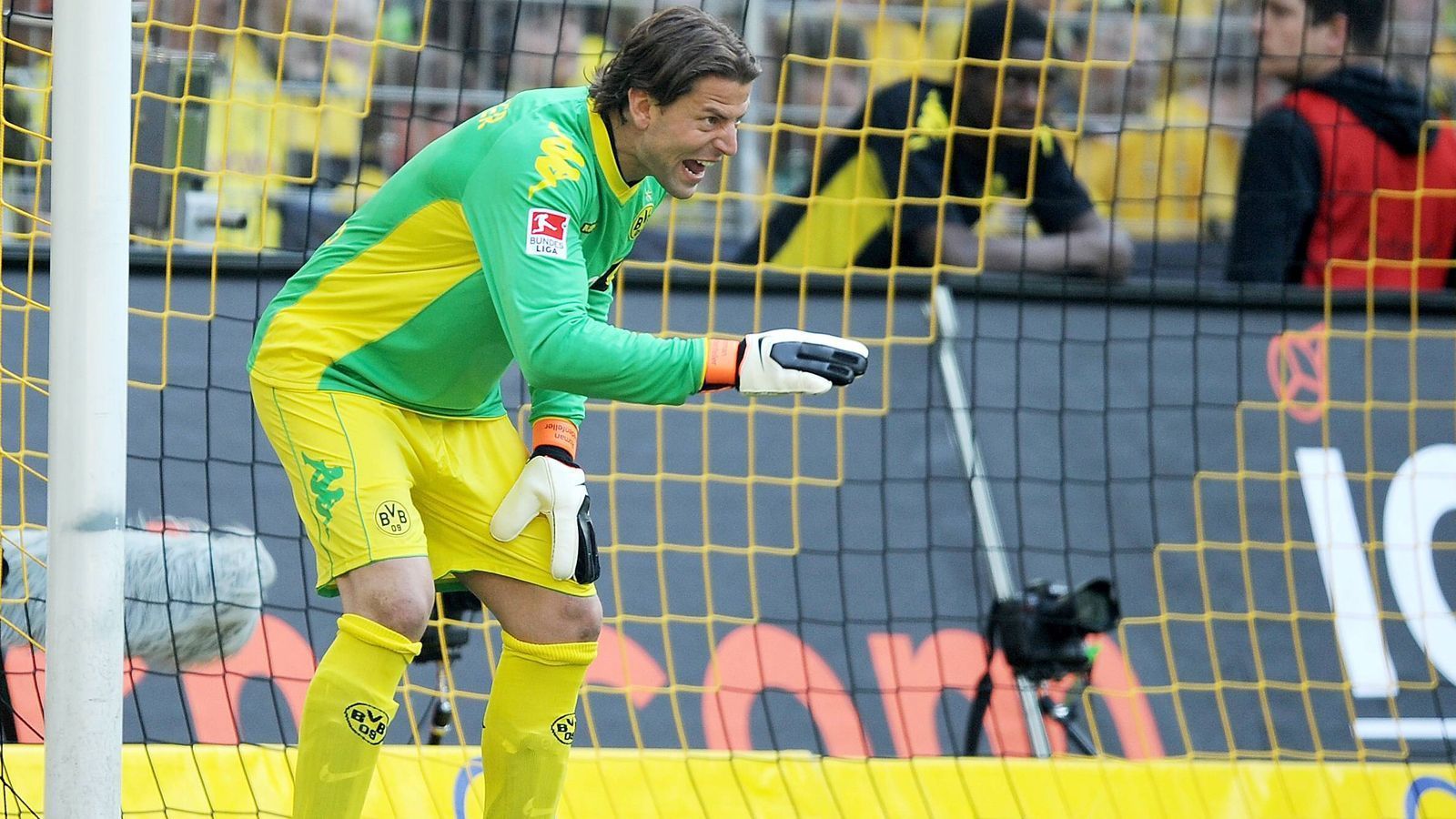 
                <strong>Roman Weidenfeller</strong><br>
                In 33 der 34 Saisonspielen der Saison 2010/11 stand Roman Weidenfeller beim BVB zwischen den Pfosten. Insgesamt bestritt der Keeper zwischen 2002 und 2018 überragende 453 Pflichtspiele für die Borussia, bevor er seine Laufbahn beendete. Heute ist der 40-Jährige als Marketingmitarbeiter bei den Dortmundern angestellt und arbeitet nebenbei als TV-Experte. 
              