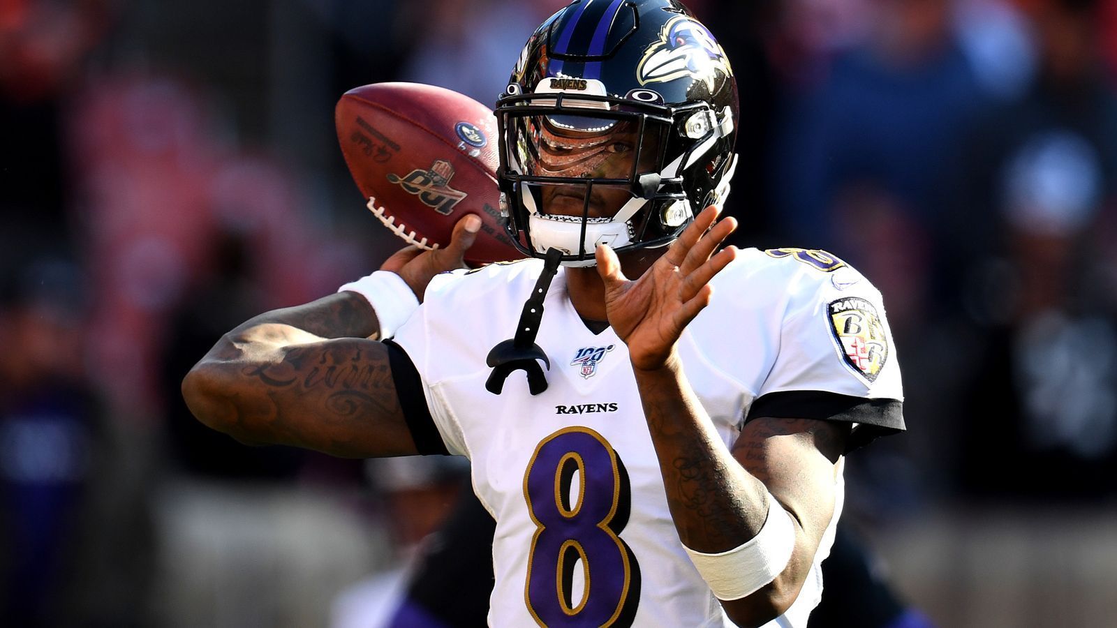 
                <strong>Quarterback</strong><br>
                Lamar Jackson (Baltimore Ravens), 47 Stimmen2nd Team: Russell Wilson (Seattle Seahawks), 3 Stimmen
              