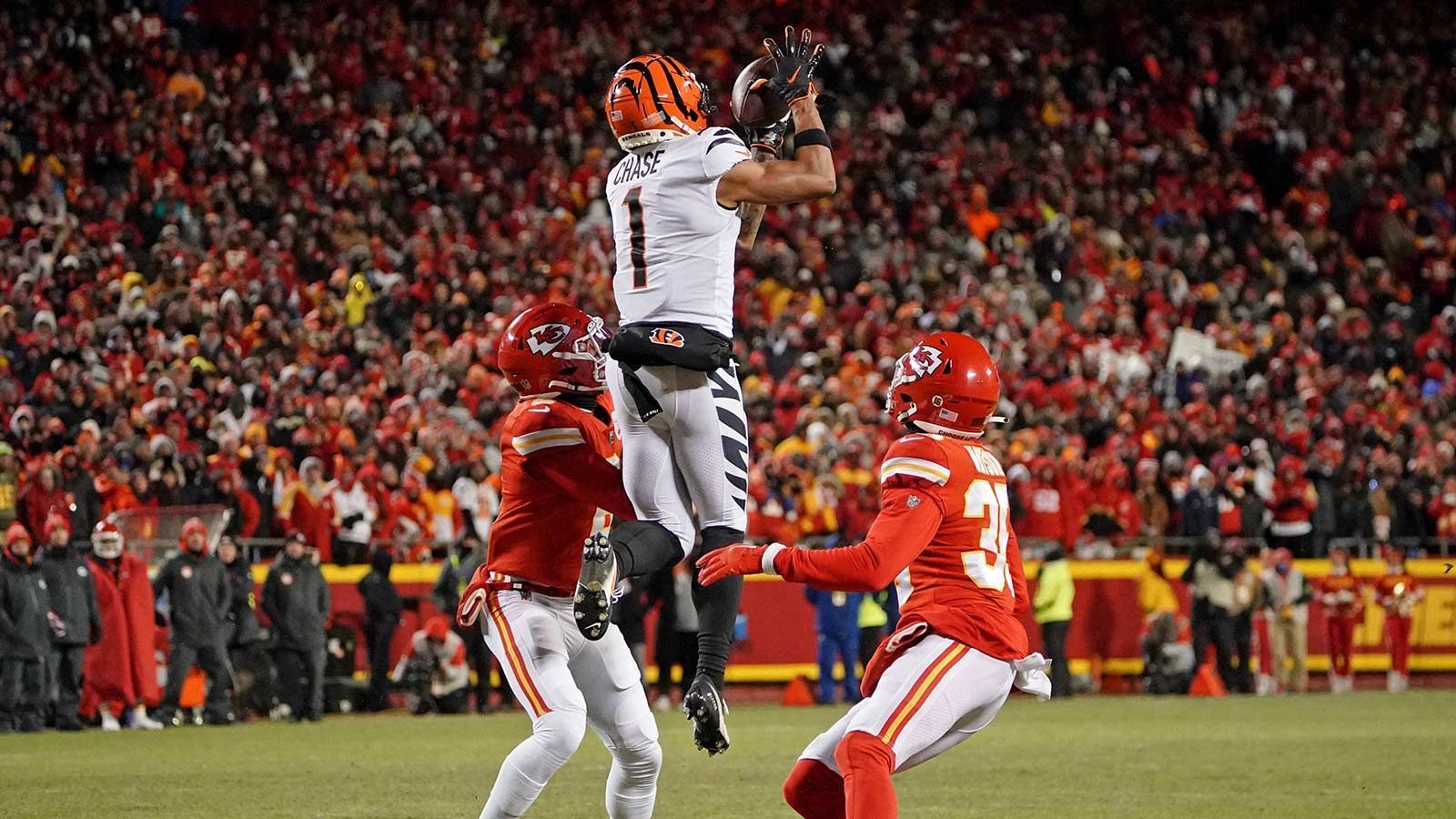 
                <strong>Cincinnati Bengals - Ja'Marr Chase, Wide Receiver</strong><br>
                Die Cincinnati Bengals strotzen nur so vor talentierten jungen Spielern, doch Ja'Marr Chase sticht sie alle aus. Der Wider Receiver fing in nur zwei Jahren Pässe für 2501 Yards und 22 Touchdowns, obwohl er vergangene Saison in fünf Spielen verletzt ausfiel. Kein Wunder also, dass er zum besten Offensiv-Rookie des Jahres 2021 gekürt wurde und neben zwei Pro Bowls auch auf eine Berufung ins zweite All-Pro-Team zurückblicken kann. Der 23-Jährige ist nicht nur einer der besten jungen Spieler seines Teams, sondern schlichtweg einer der besten Spieler der gesamten NFL - egal welchen Alters.Honorable Mentions: Wide Receiver Tee Higgins, Kicker Evan McPherson
              