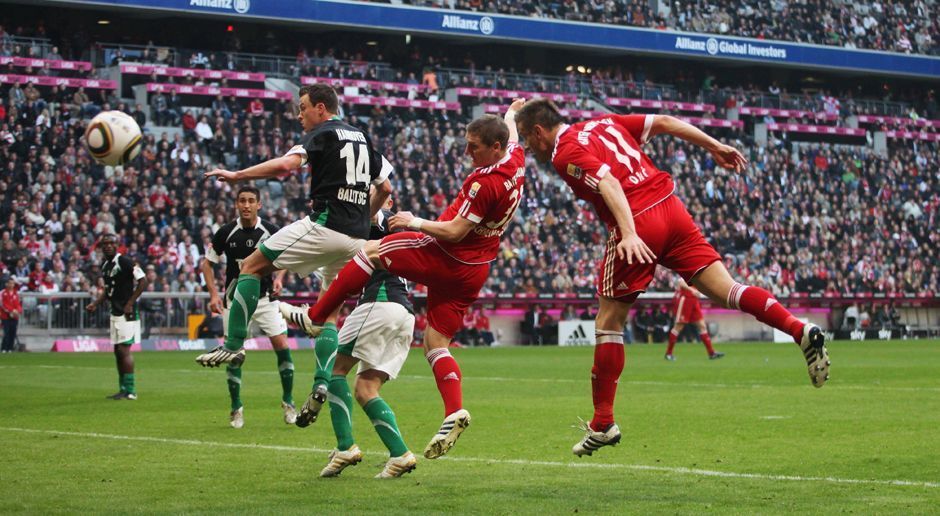 
                <strong>2010: FC Bayern - Hannover 96 7:0</strong><br>
                Olic, Robben, Müller. Olic, Robben, Müller. Nur dann bringt Arjen Robben wieder alles durcheinander. Beim 7:0-Sieg am 31. Spieltag der Saison 2009/10 nimmmt der FC Bayern die Gäste aus Hannover völlig auseinander. Der Kopfball von Ivica Olic (Bild) zum 1:0 in der 22. Minute bringt das Schützenfest ins Rollen.
              