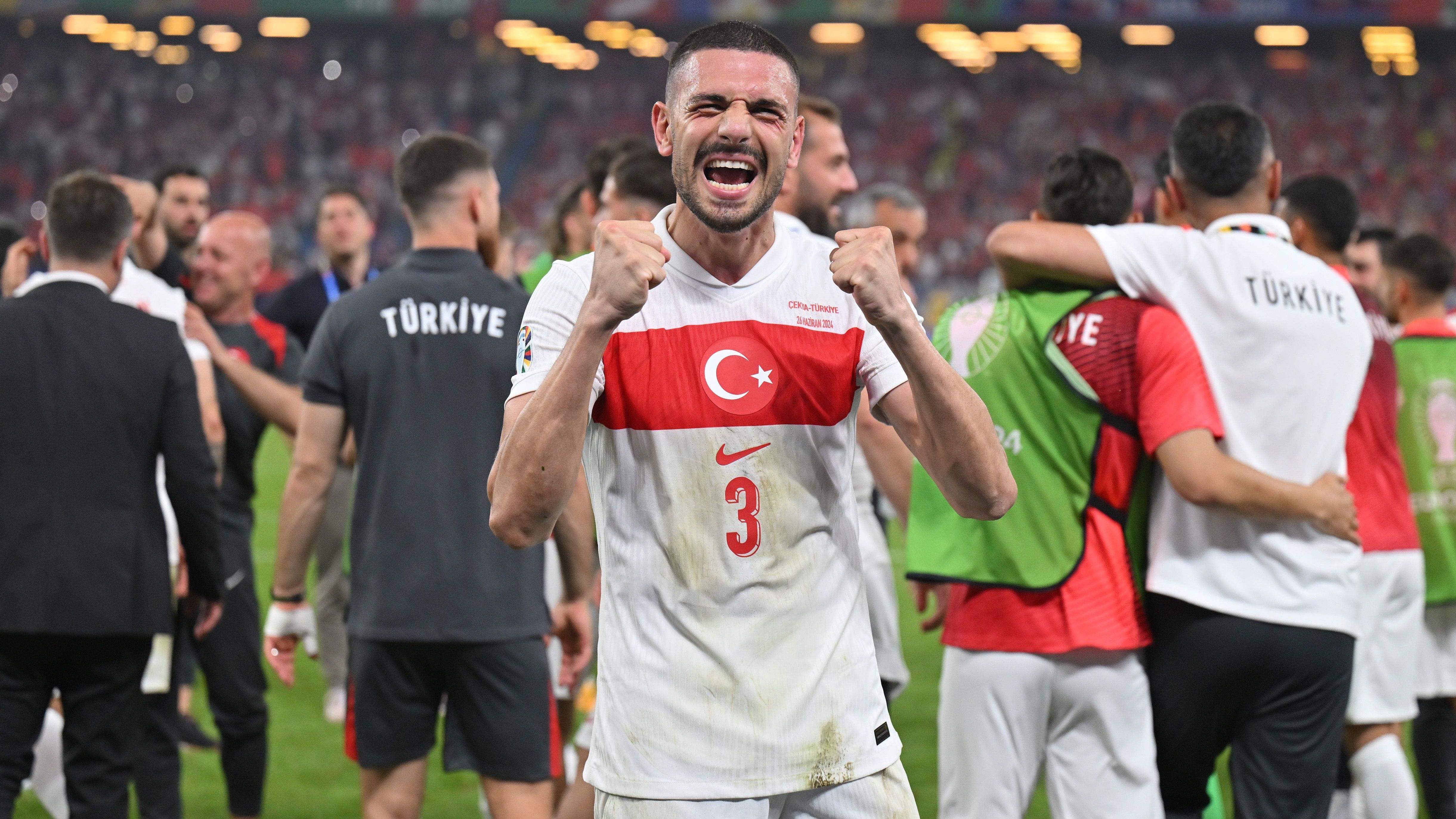 <strong>Merih Demiral</strong><br>Spätestens nach dem Achtelfinal-Sieg gegen Österreich steht Merih Demirel im Rampenlicht. Nicht nur durch seine zwei Treffer, sondern auch durch den <a target="_blank" href="https://www.ran.de/sports/fussball/europameisterschaft/news/em2024-merih-demiral-sorgt-mit-wolfsgruss-fuer-eklat-strafe-droht-399799">umstrittenen Jubel</a> sorgte der türkische Innenverteidiger von Al-Ahli für Aufsehen. Dabei stand Demiral anfangs nicht in der Startelf, er rotierte erst durch Abdülkerim Bardakcis Gelbsperre gegen Tschechien in die erste Elf.