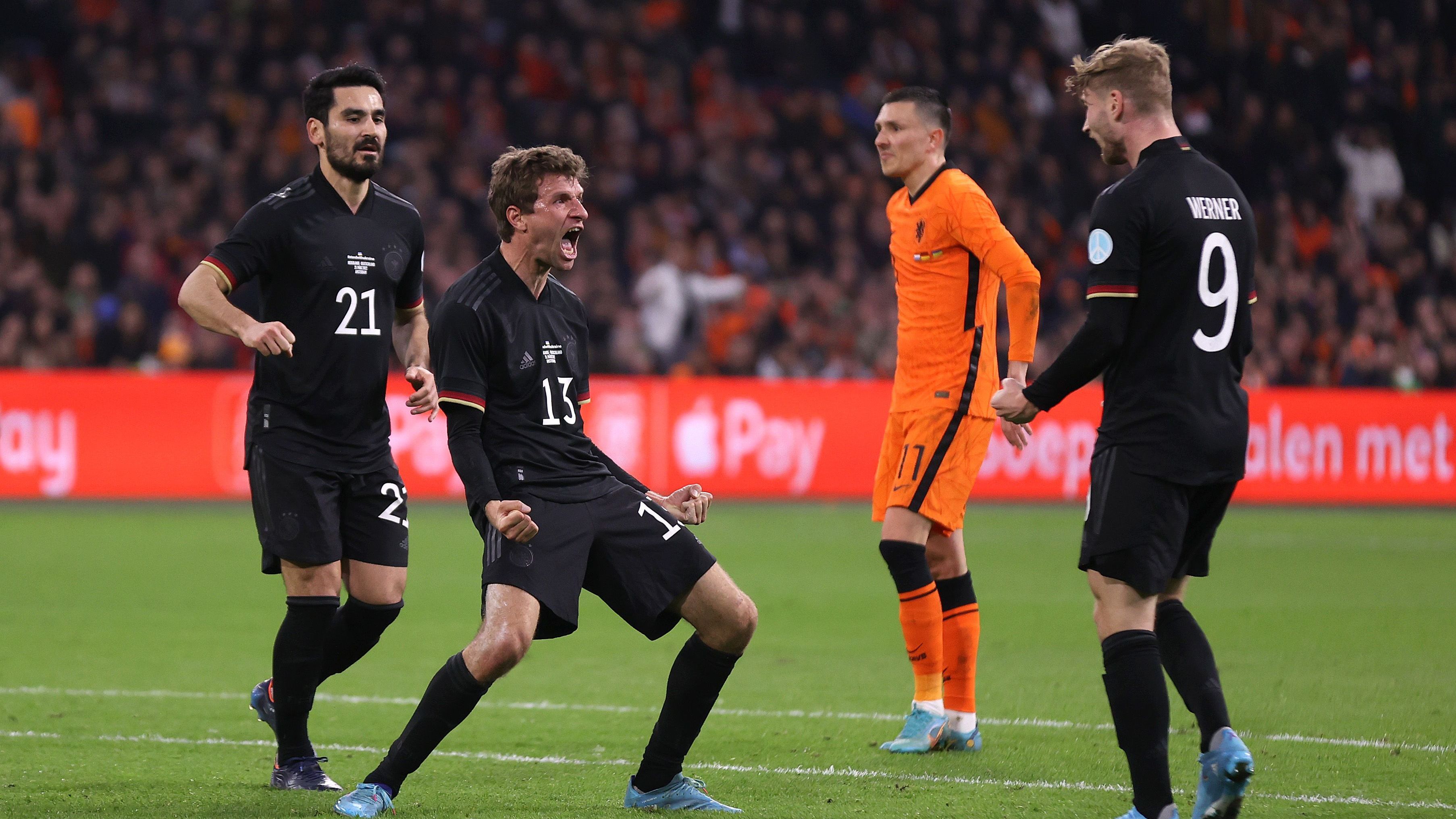 <strong>Deutschland - Niederlande 1:1 (März 2022, Länderspiel)</strong><br>Das Länderspiel gegen den ewigen Rivalen mit Bondscoach Louis van Gaal soll der erste Härtetest im WM-Jahr sein und wird zum Ende der Siegesserie unter Hansi Flick. Thomas Müller schießt das DFB-Team verdient in Führung. Der Ausgleich durch Steven Bergwijn fällt aus dem Nichts. Danach hat die DFB-Elf Glück, als der Schiri einen gepfiffenen Elfer nach VAR-Entscheidung wieder zurücknimmt.