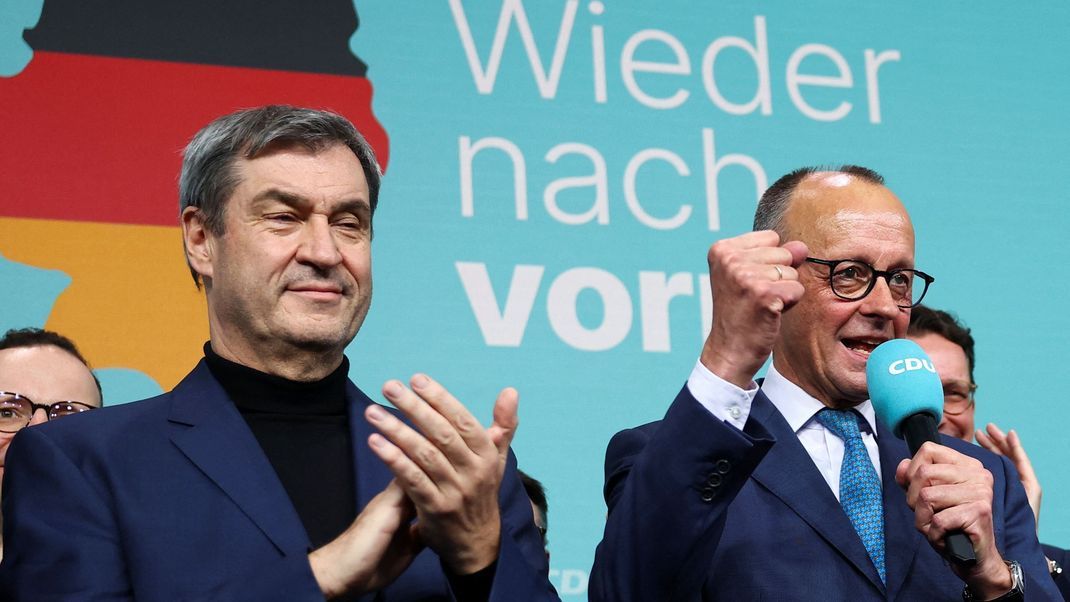 Markus Söder (links) und Friedrich Merz freuen sich über das Ergebnis der Union.