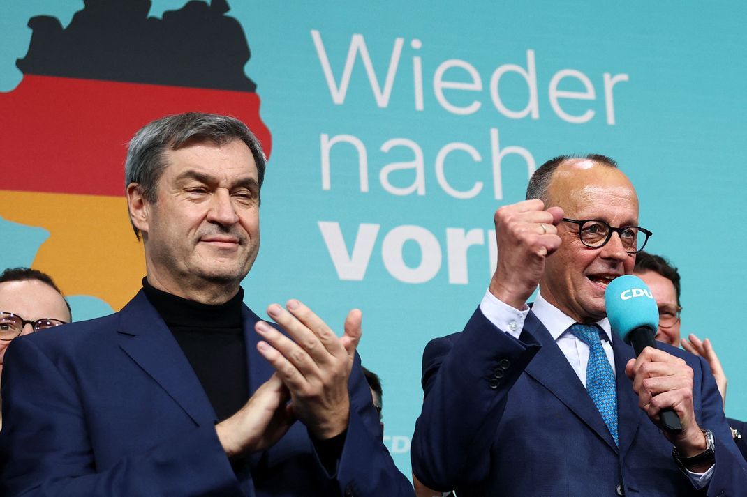 Markus Söder (links) und Friedrich Merz freuen sich über das Ergebnis der Union.