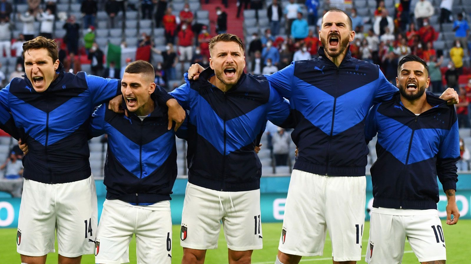 
                <strong>EM 2021: 7 Gründe, warum Italien Top-Favorit auf den Titel ist</strong><br>
                Wir sehen einige der italienischen Nationalspieler bei ihrer zweiten Lieblingsbeschäftigung neben dem Fußballspielen: das inbrünstige Intonieren der Nationalhymne. Auch darin sind sie eine Klasse für sich bei dieser EM. Noch viel beeindruckender ist aber, was die "Squadra Azzurra" zwischen An- und Abpfiff auf dem Rasen abliefert. Nicht erst mit dem überzeugenden 2:1 über Belgien im Viertelfinale hat sich der Europameister von 1968 die Bürde des Top-Favoriten verdient. Doch warum scheint das Team von Trainer Roberto Mancini über allem zu schweben? ran zeigt sieben Gründe.
              