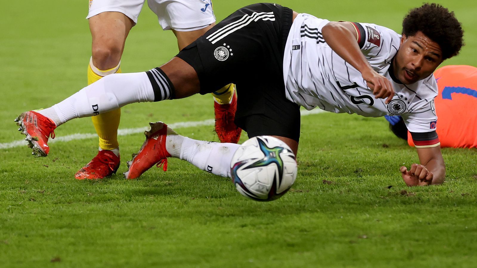 
                <strong>Sieg gegen Rumänien: Die Noten der DFB-Stars</strong><br>
                Die deutsche Mannschaft siegt gegen Rumänien mit 2:1. Nach der rumänischen Führung besorgt Serge Gnabry (l.) den Ausgleich für das DFB-Team, bevor Thomas Müller den Siegtreffer erzielt. Damit bleibt das DFB-Team unter Hansi Flick weiter ungeschlagen. ran hat die Noten für die DFB-Stars. 
              