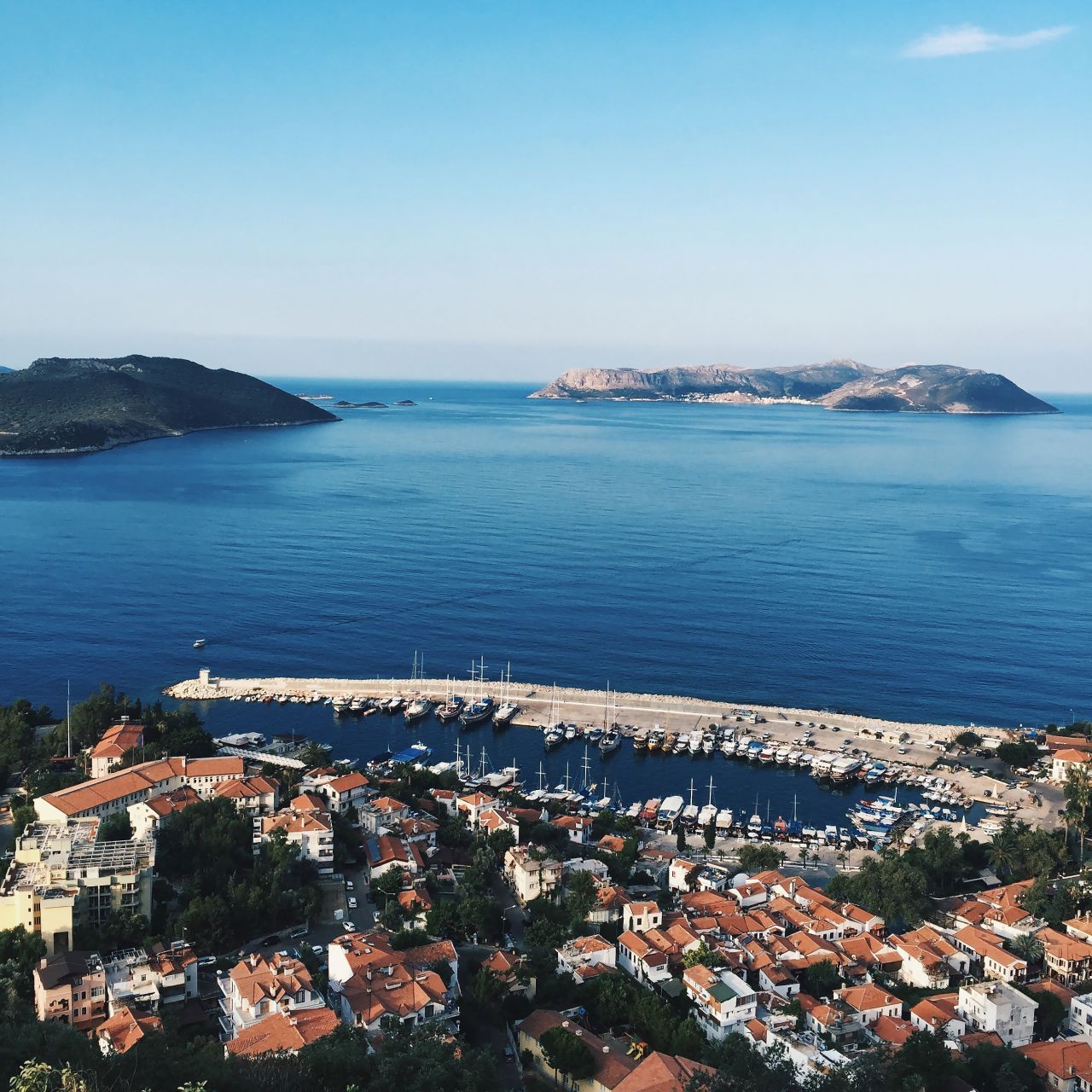 In der Türkei fallen die Preise für Schlafen, Speisen & Co. rund 46 Prozent niedriger aus. Neben Istanbul, wo der Okzident auf den Orient trifft, sind bei Touristen unter anderem auch diese Orte beliebt: Izmir, das Zentrum der Ägäis und ihrer antiken Bauwerke, das ehemalige Fischerdörfchen Kaş (Bild) an der lykischen Küste sowie Belek zwischen Bergen und der Türkischen Riviera.    