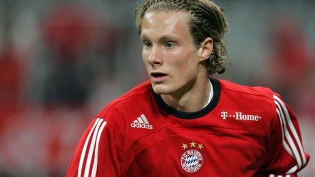 <strong>Marcell Jansen</strong><br>Als Spieler von Borussia Mönchengladbach wird Jansen 2005 mit gerade einmal 20 Jahren in die deutsche Nationalmannschaft berufen. 2007 wechselt er schließlich für rund 14 Millionen Euro zum deutschen Rekordmeister. Mit nur 17 Bundesliga-Einsätzen für den FC Bayern verabschiedet er sich allerdings nach einem Jahr wieder in Richtung Hamburg. 2015, mit gerade einmal 29 Jahren, erklärt Jansen schließlich sein Karriereende.
