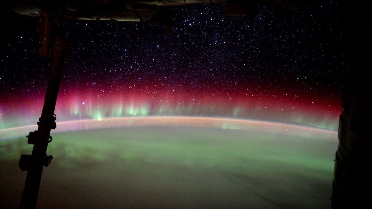 Vom Weltraum aus gesehen, hier aus der ISS, "schweben" die Polarlichter daher über der Erde. 