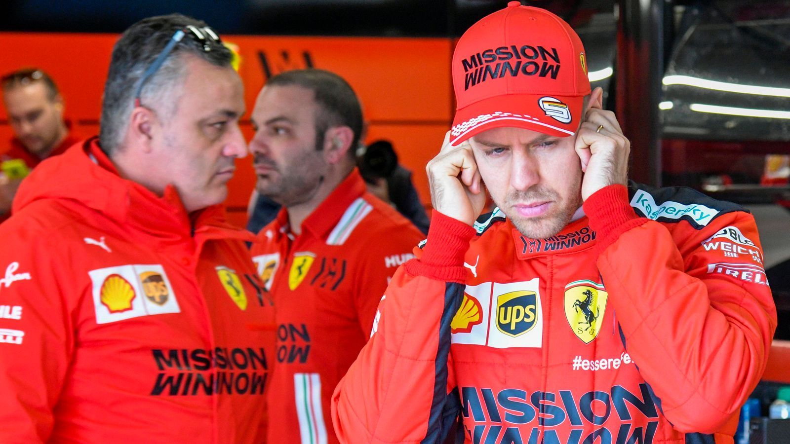 
                <strong>Vettel-Ausraster sind lange Vergangenheit</strong><br>
                Was man schnell vergessen kann: Vettel ist mit den Jahren auch etwas ruhiger und abgeklärter geworden. Früher zeigte er seinem Gegner schon mal den Stinkefinger (Felipe Massa), rammte ihn (Lewis Hamilton) oder beschimpfte ihn als "Bastard" (Max Verstappen) oder "Gurke" (Narain Karthikeyan) oder schickte "Grüße" an den inzwischen verstorbenen Rennleiter Charlie Whiting ("F*** off"). 2016 zum Beispiel bezeichnete ihn die italienische "La Repubblica" als "hysterische, alte Tante". Die Wortwahl wurde in der jüngsten Vergangenheit deutlich besser, was vielleicht auch an den sportlich überschaubaren Zielen lag.
              