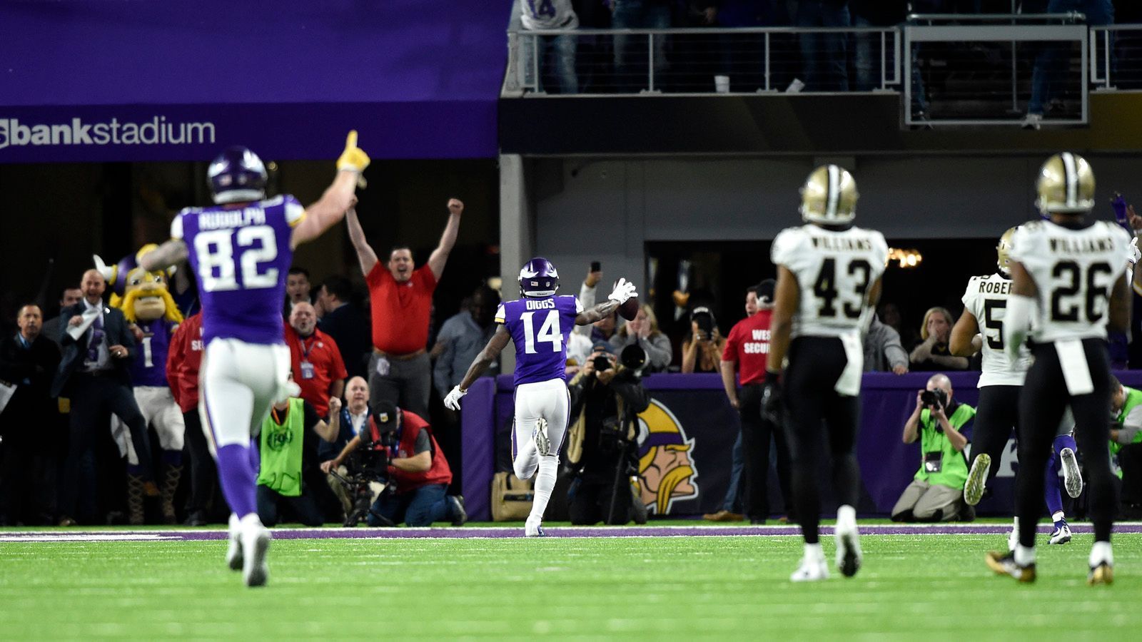 
                <strong>New Orleans Saints @ Minnesota Vikings (24:29, 14. Januar 2018, NFC Divisional Round)</strong><br>
                Wieder sind die Saints im Pech. Ein Jahr zuvor wurden sie im U.S. Bank Stadium zum Opfer des ikonischen "Minnesota Miracles". 25 Sekunden vor Schluss kickte Will Lutz ein Field Goal, um New Orleans mit 24:23 in Führung zu schicken. Den Vikings blieb also nicht mehr viel Zeit. Mit dem letzten Play des Spiels, also im Grunde einem Buzzer Beater, warf Quarterback Case Keenum bei noch 61 benötigten Yards einen Pass auf Wide Receiver Stefon Diggs, der ein missratenes Tackle von Safety Marcus Williams abwehrte und damit freie Bahn zur Endzone hatte. "Pass is caught. DIIIIGGS! SIDELINE! TOUCHDOWN! UNBELIEVABLE! VIKINGS WIN IT!"
              
