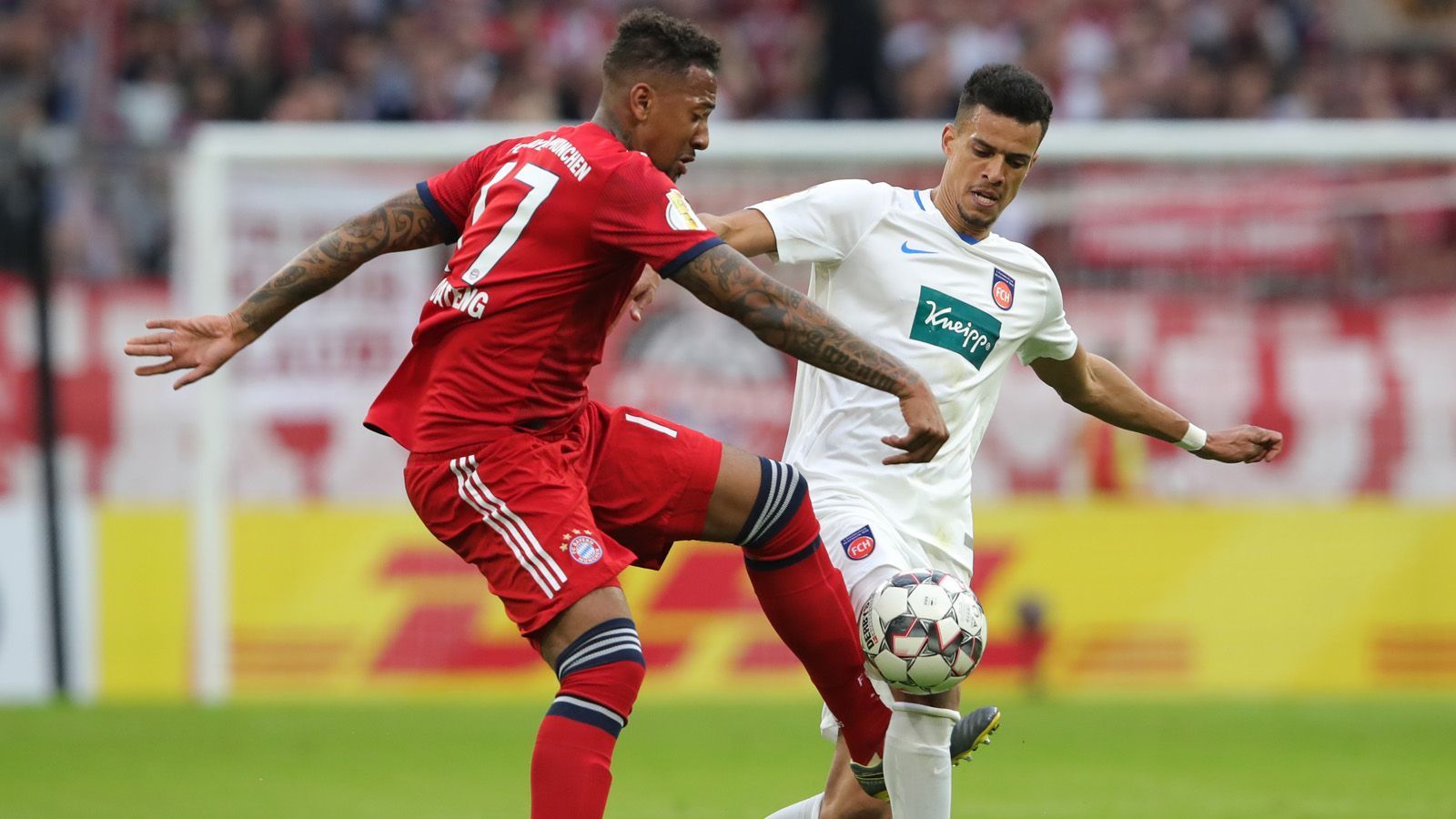 
                <strong>Jerome Boateng</strong><br>
                Kam in der 23. Minute für Ribery und übernahm den Platz in der Innenverteidigung des mit Rot vom Platz verwiesenen Süle. Trabte beim Ballverlust vor dem 1:2 unmotiviert zurück. Stand häufig viel zu hoch und nicht nah genug am Gegenspieler. Desolater Auftritt im ersten Durchgang. Wie Hummels in Durchgang zwei deutlich weniger gefordert. ran-Note: 5
              