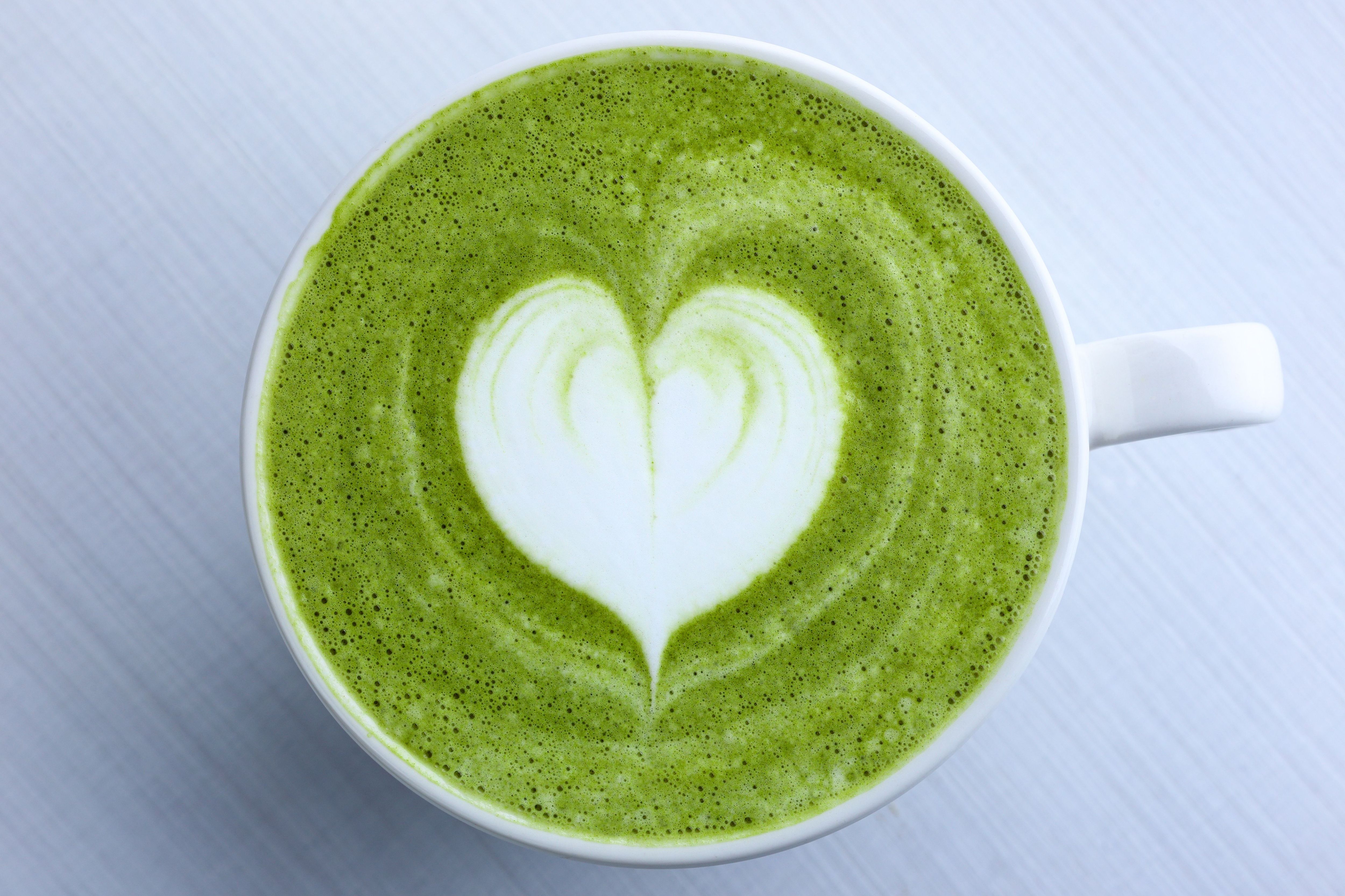 Ist der Tee angerührt, kannst du ihn mit (Pflanzen-) Milch zu einem leckeren Matcha Latte verwandeln oder andere Rezepte verfeinern.